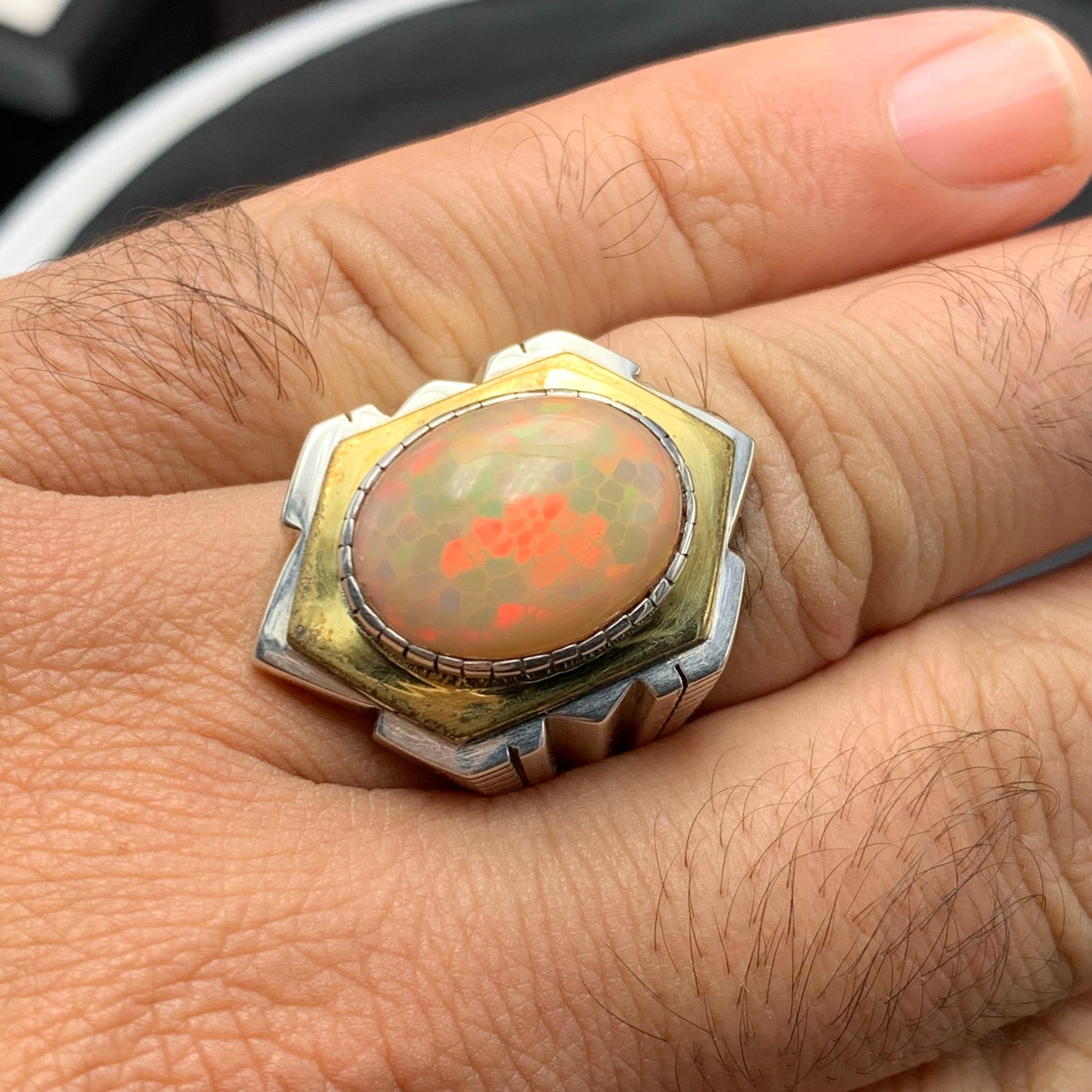 Artigiano Anello con opale arancione naturale in argento 925 - Fatto a mano con giochi di colore in vendita