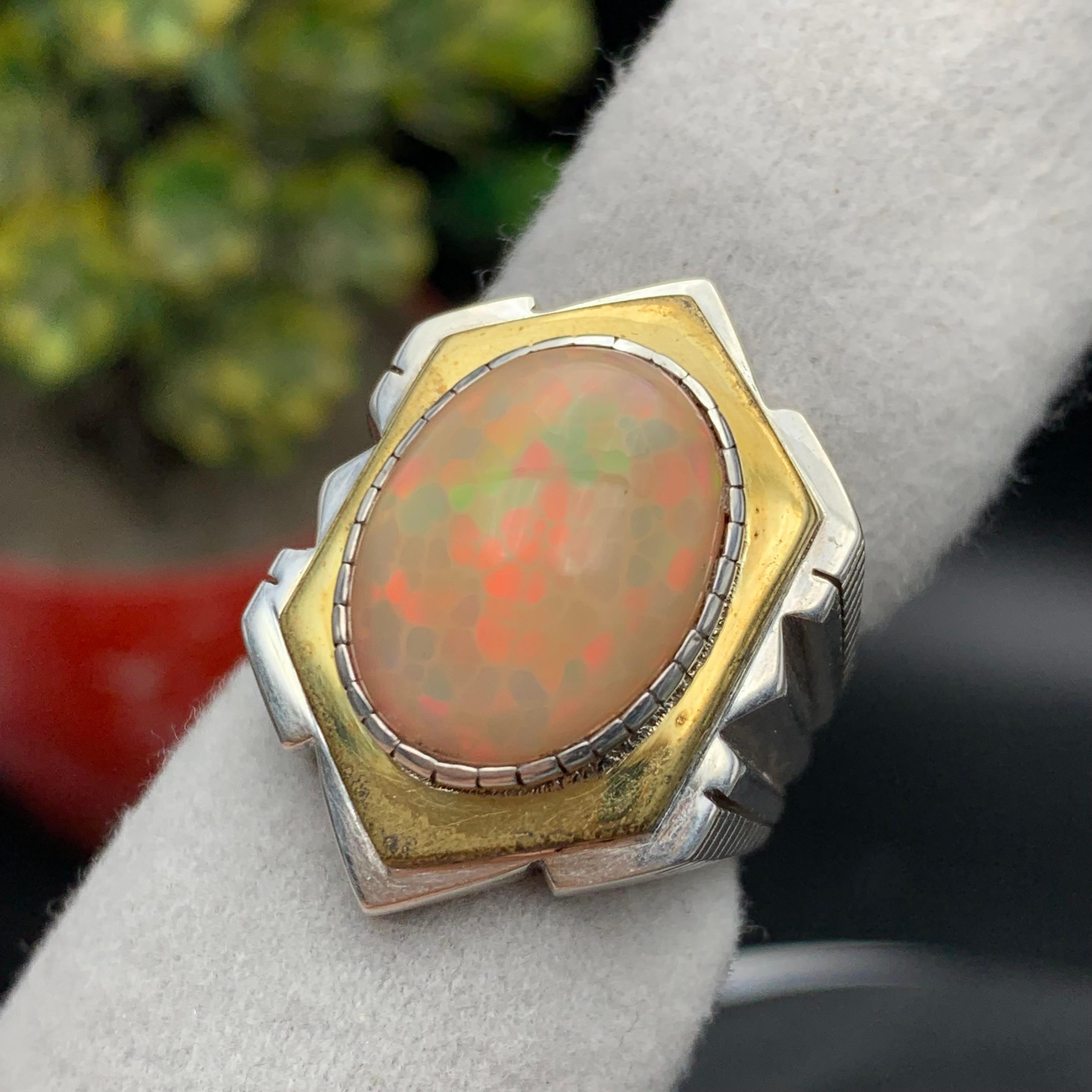 Anello con opale arancione naturale in argento 925 - Fatto a mano con giochi di colore in vendita 1