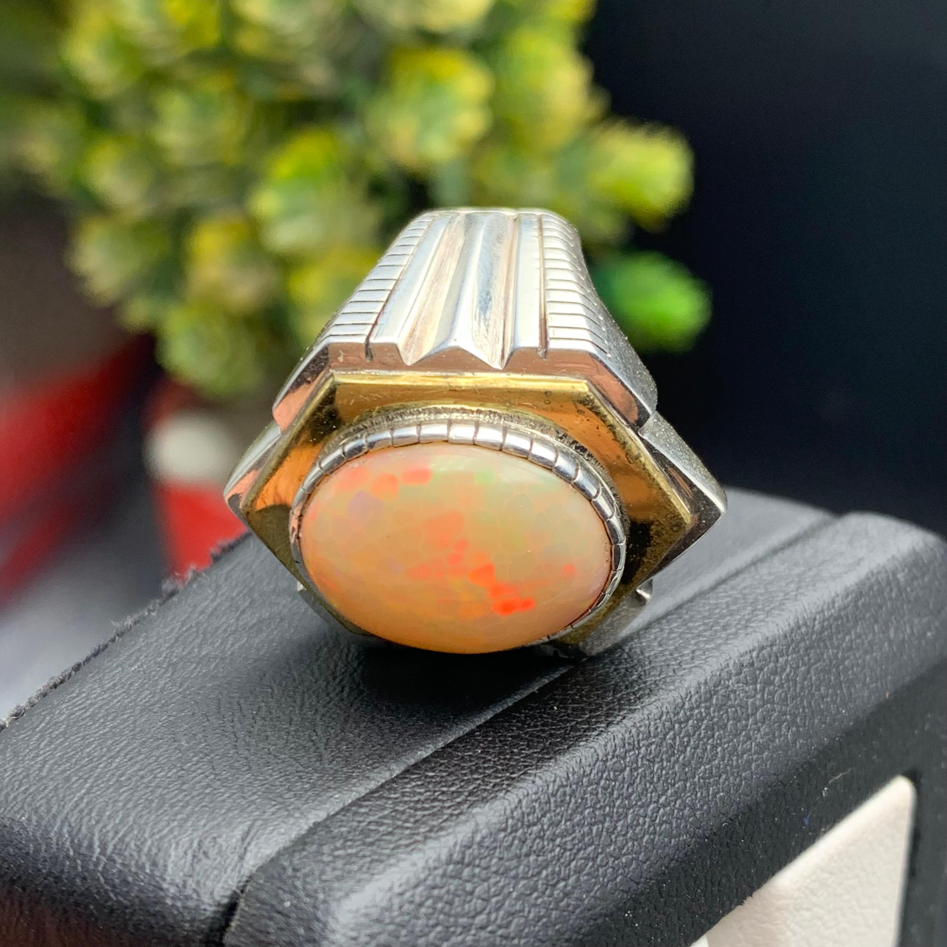 Anello con opale arancione naturale in argento 925 - Fatto a mano con giochi di colore in vendita 3