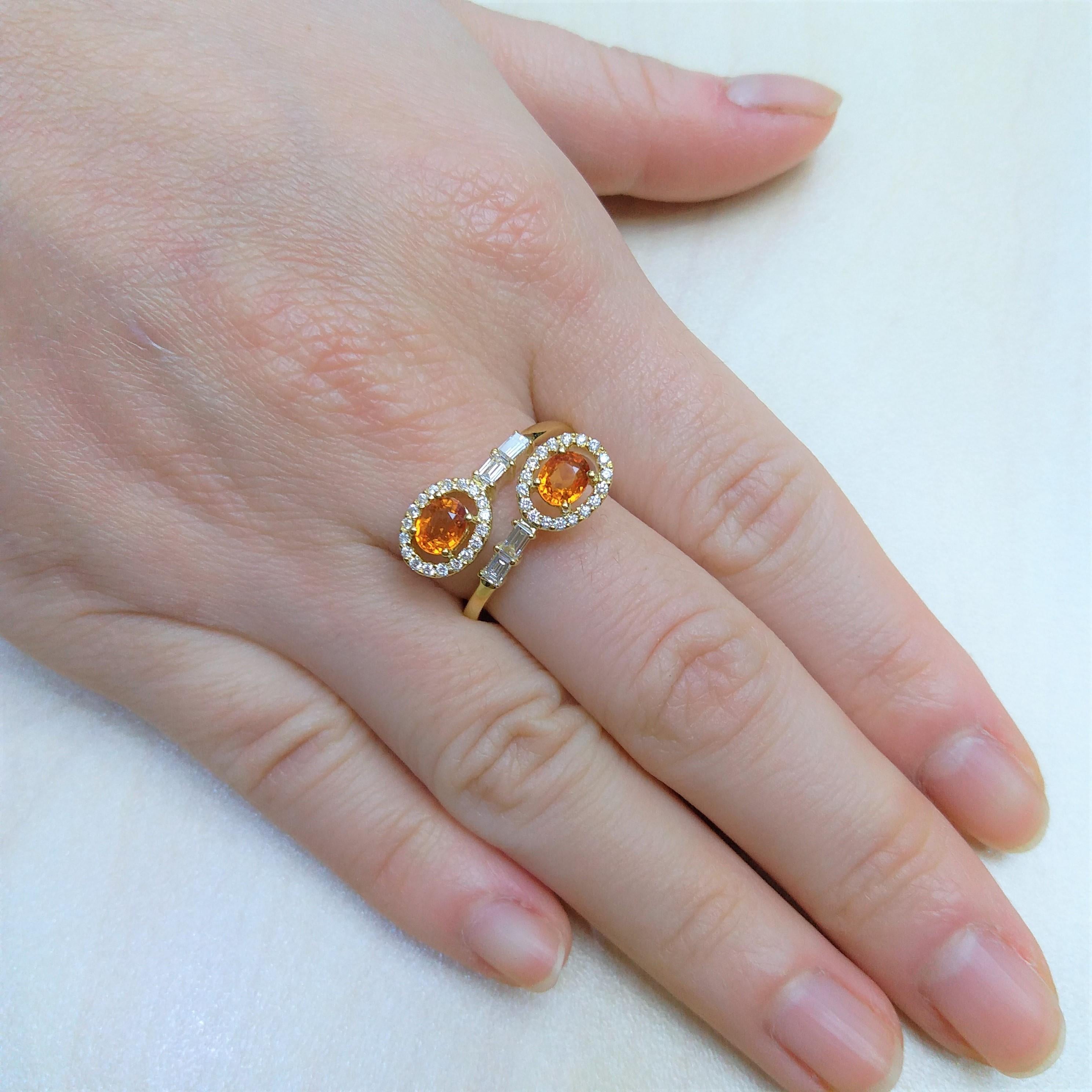 Natürlicher orangefarbener Saphir und weißer Diamant in 18K Gold Cocktail-Ring im Angebot 1