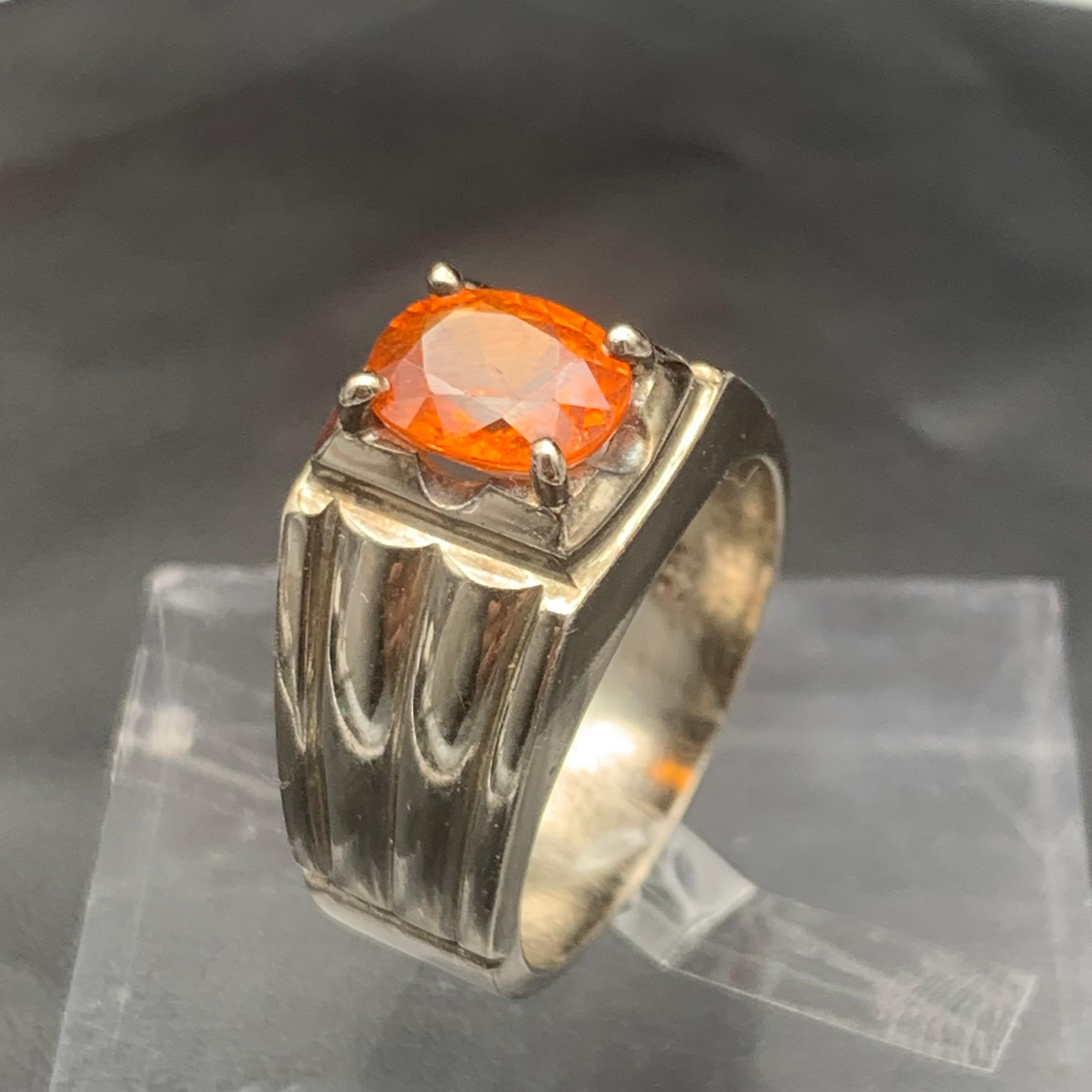 Anello da cocktail con granato arancione naturale, realizzato a mano in argento 925. In condizioni Nuovo in vendita a Peshawar, PK