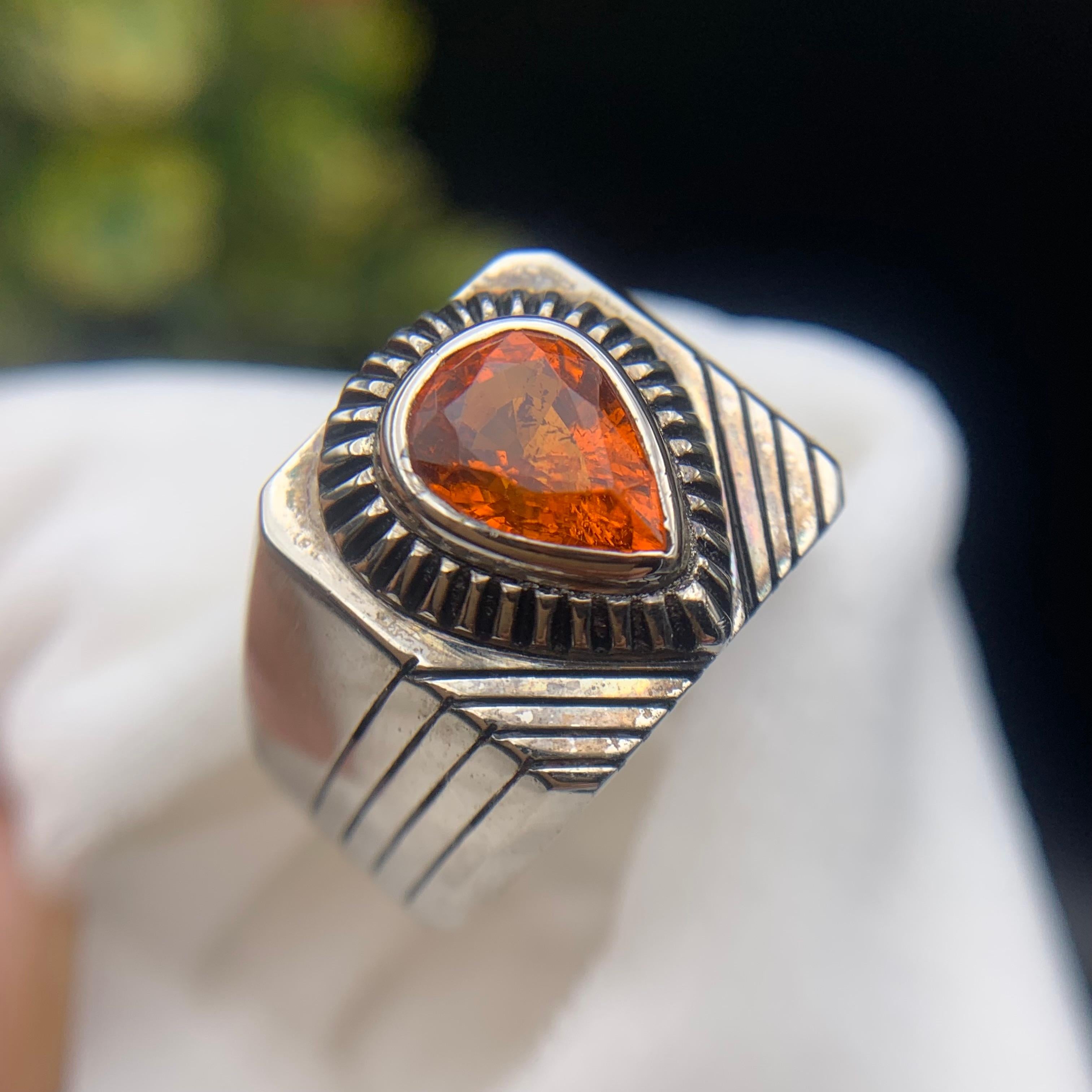 Anello da cocktail con granato arancione naturale, realizzato a mano in argento 925. In condizioni Nuovo in vendita a Peshawar, PK