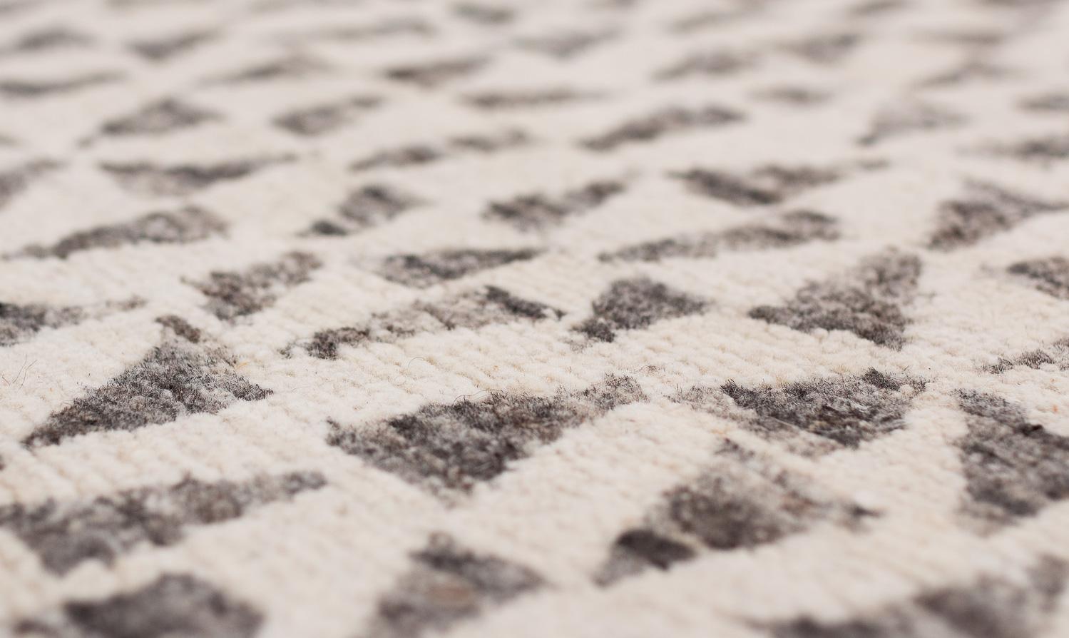 Noué à la main Tapis moderne organique à motif blanc naturel Dancing Triangles de Joseph Carini en vente