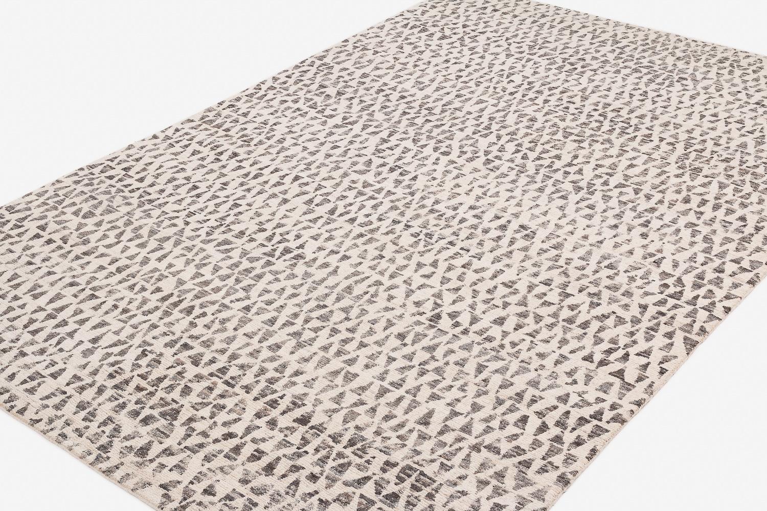 Dancing Triangles est un pilier de la collection de dessins et modèles de Joseph Carini. S'inspirant de l'art tribal, ce tapis est la touche moderne de Carini pour toute maison contemporaine. Le mouvement des triangles, tous uniques et irréguliers,