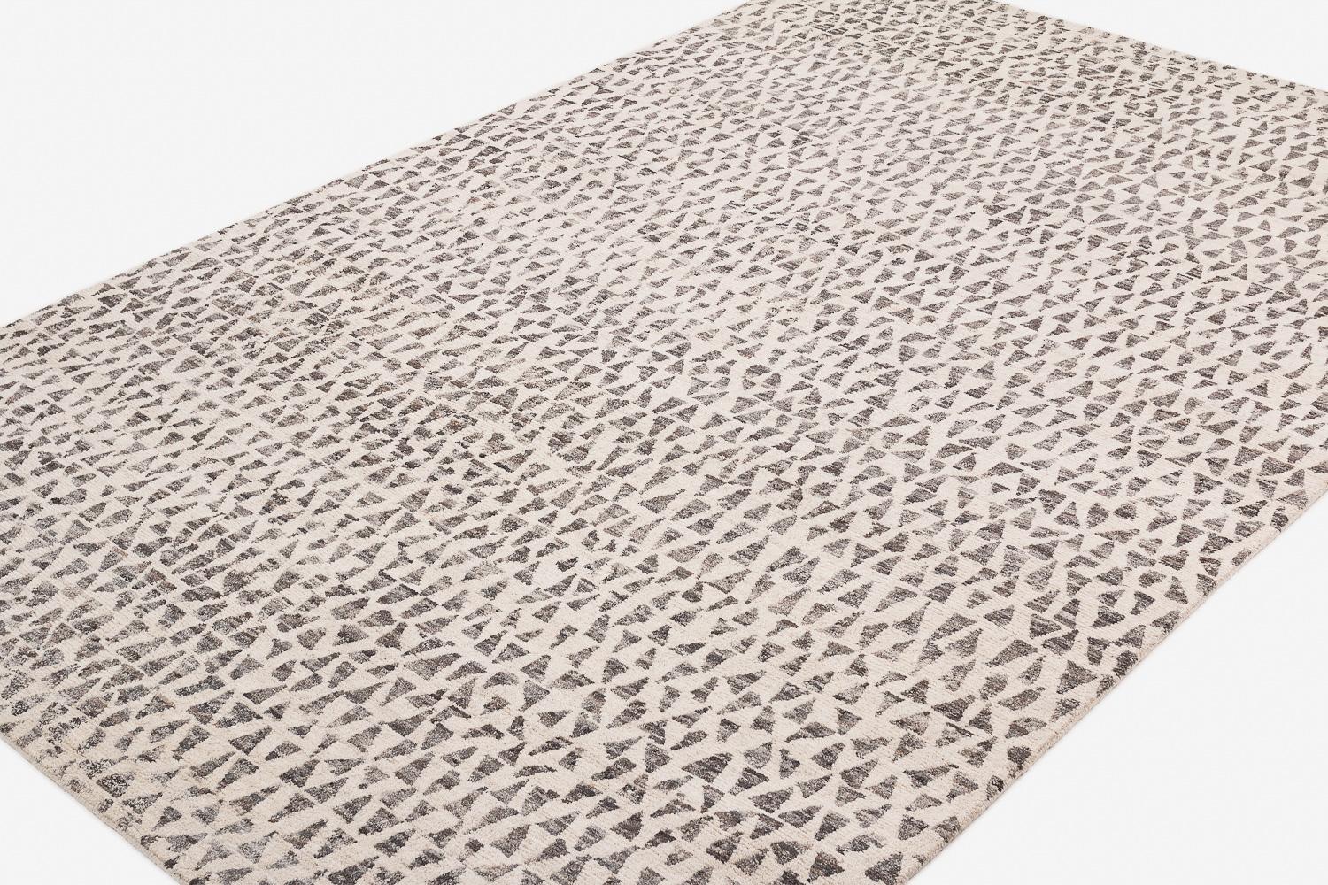 Organique Tapis moderne organique à motif blanc naturel Dancing Triangles de Joseph Carini en vente