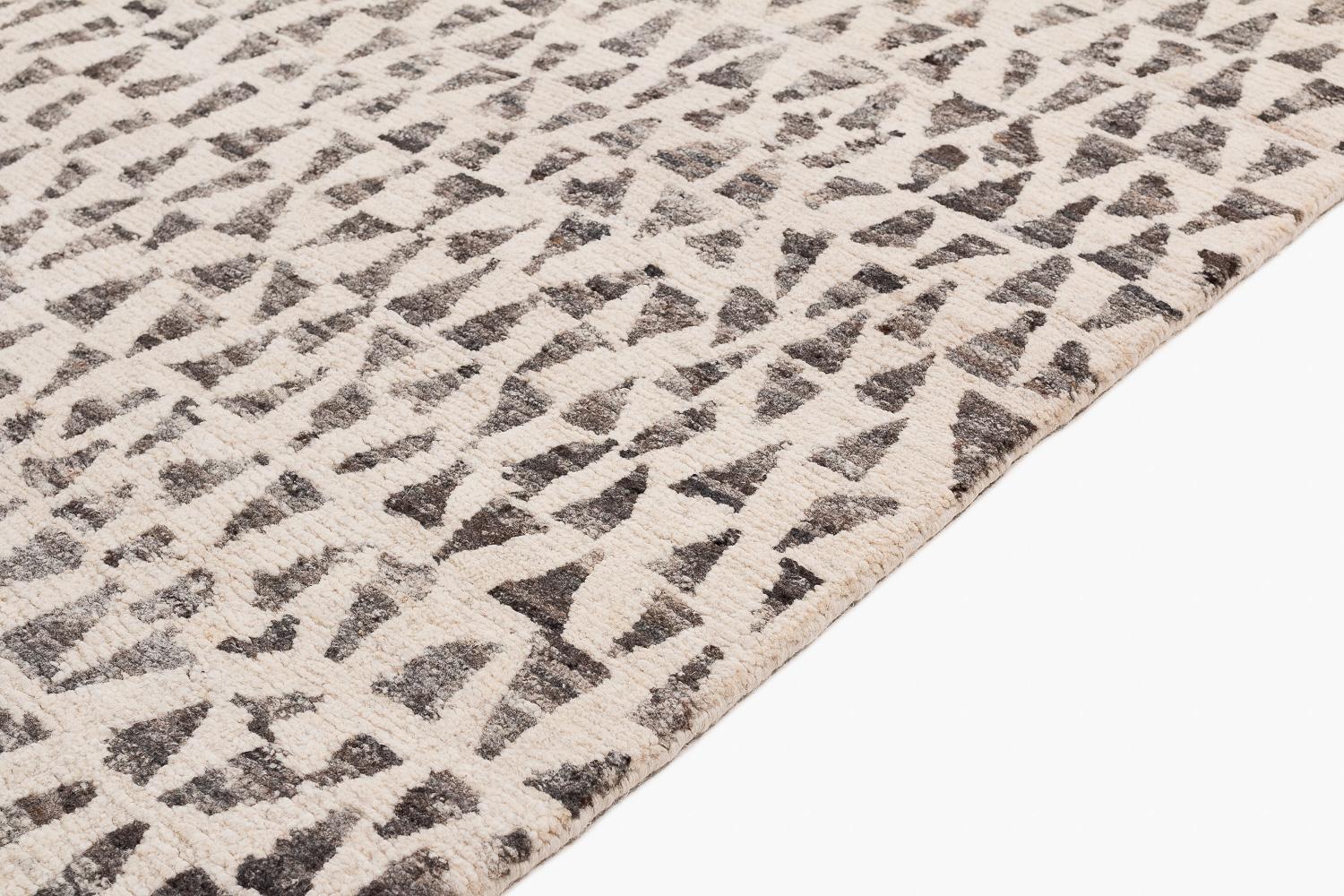 Tapis moderne organique à motif blanc naturel Dancing Triangles de Joseph Carini en vente 1