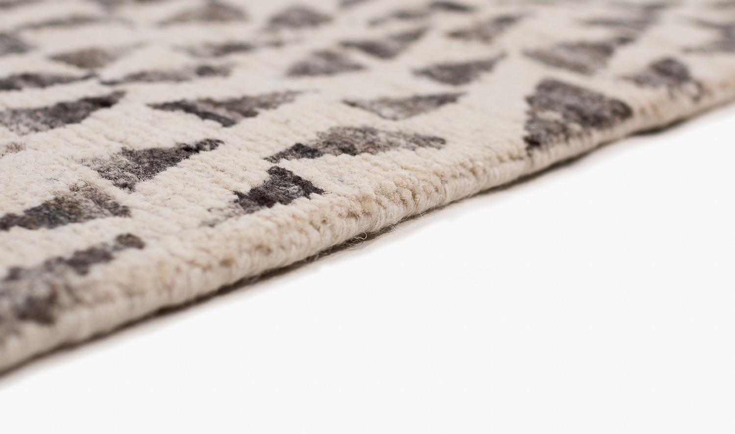 Tapis moderne organique à motif blanc naturel Dancing Triangles de Joseph Carini en vente 2