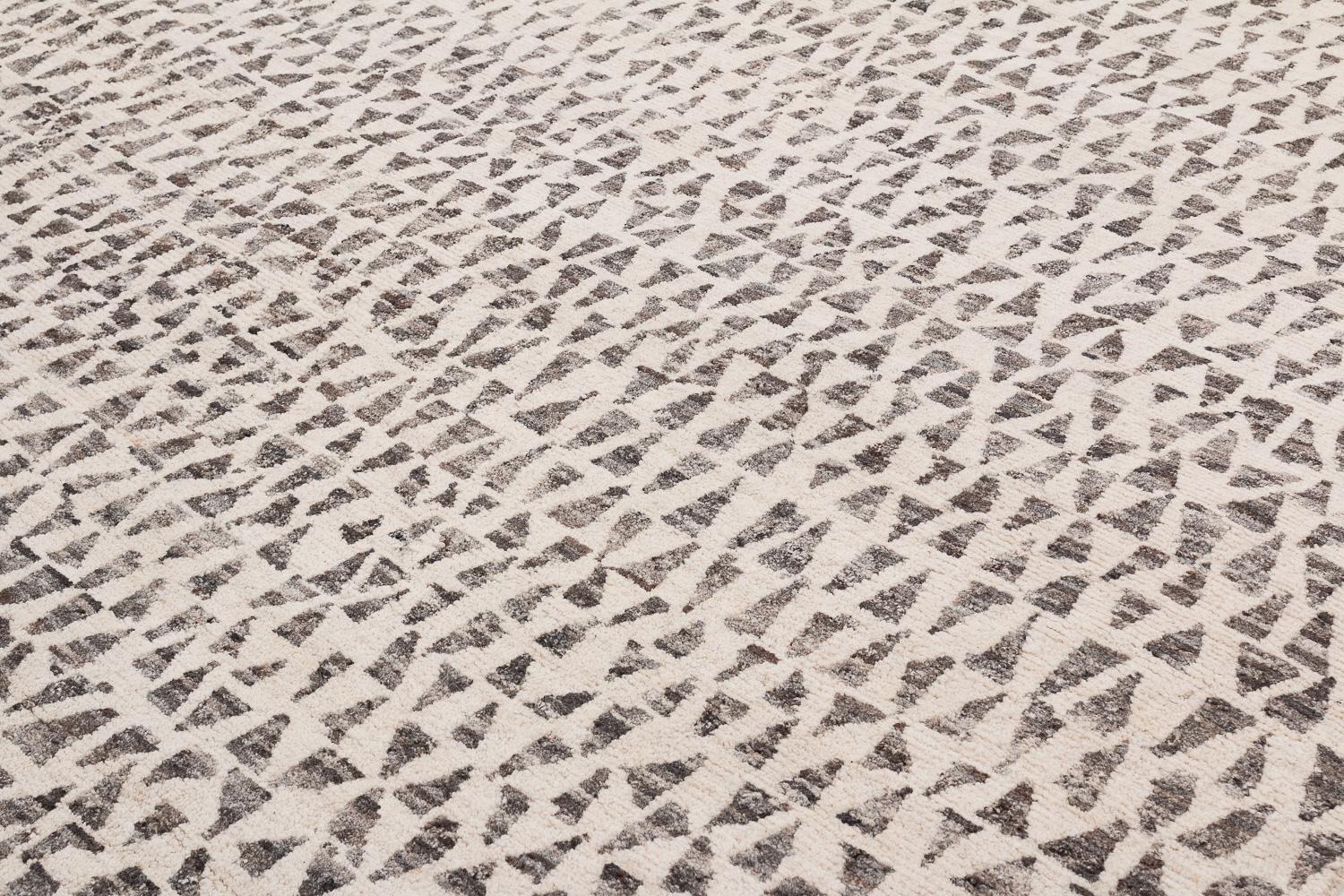 Népalais Tapis moderne organique à motif blanc naturel Dancing Triangles de Joseph Carini en vente