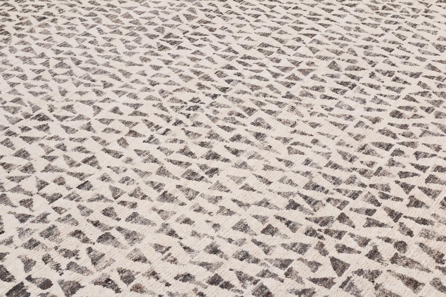 Tapis moderne organique à motif blanc naturel Dancing Triangles de Joseph Carini Neuf - En vente à New York, NY