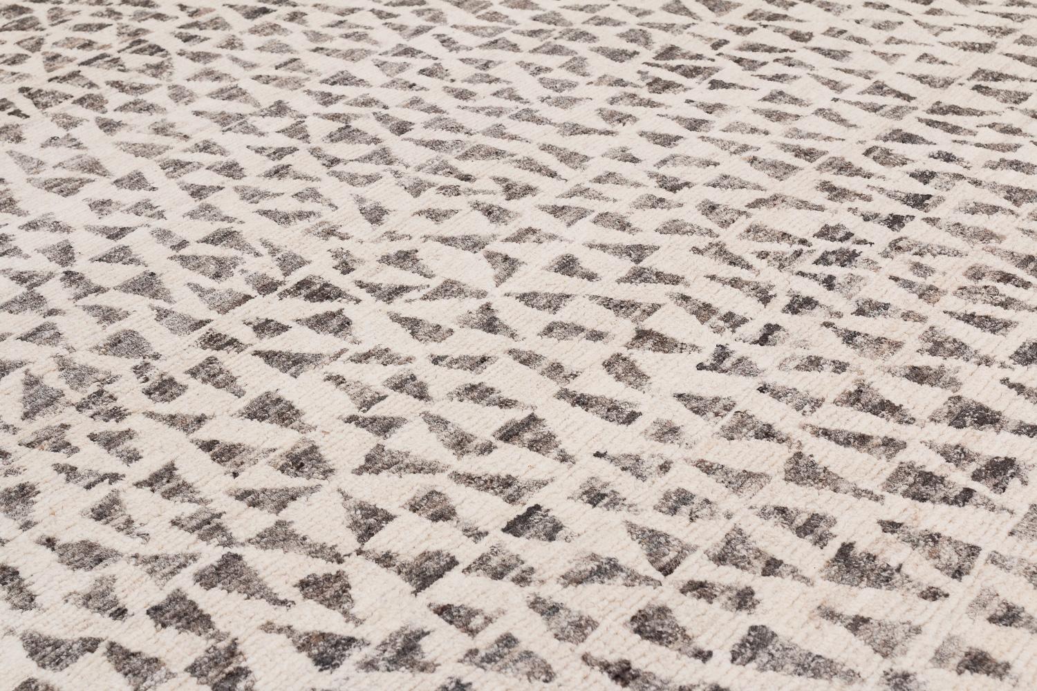 XXIe siècle et contemporain Tapis moderne organique à motif blanc naturel Dancing Triangles de Joseph Carini en vente