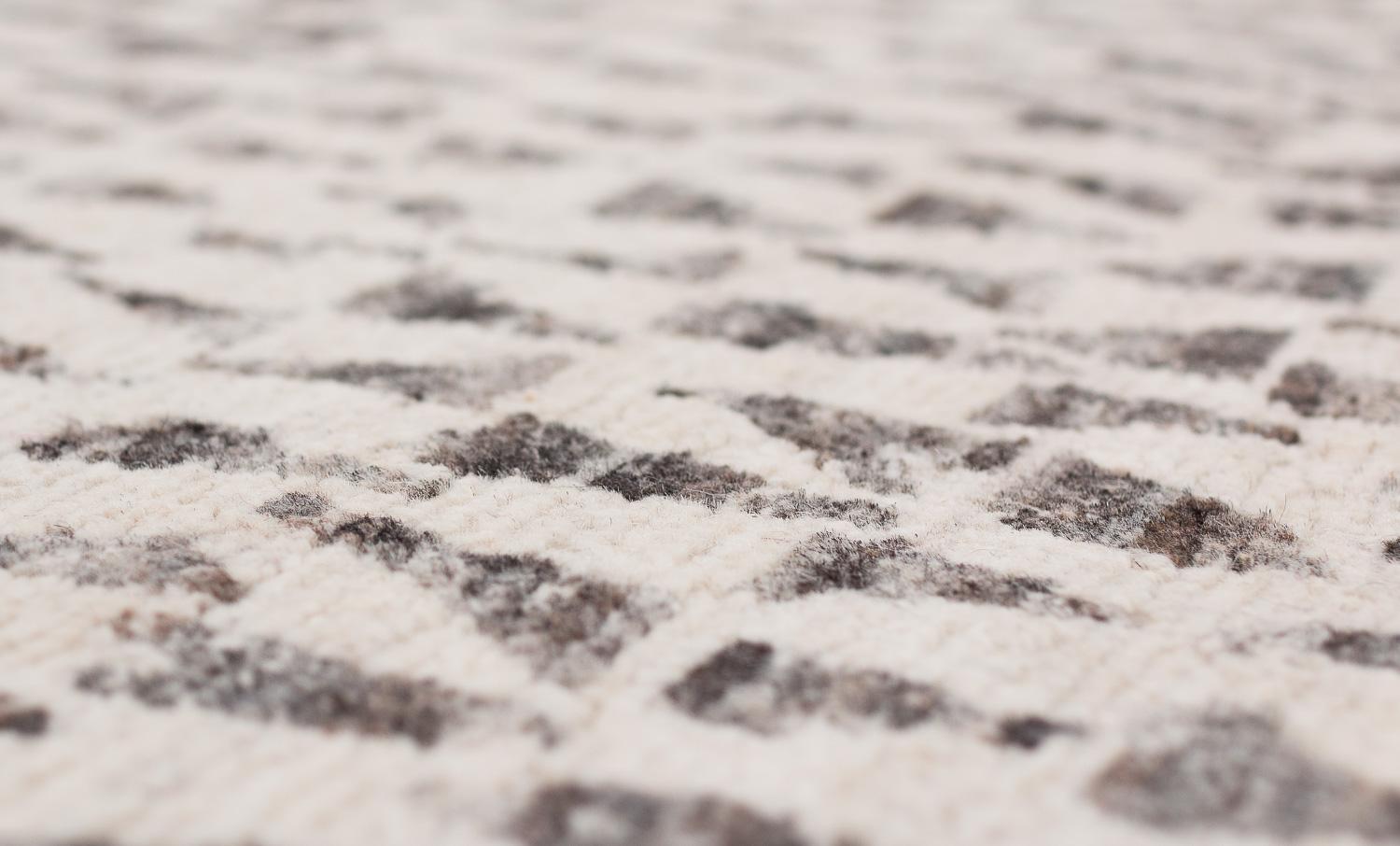 Laine Tapis moderne organique à motif blanc naturel Dancing Triangles de Joseph Carini en vente