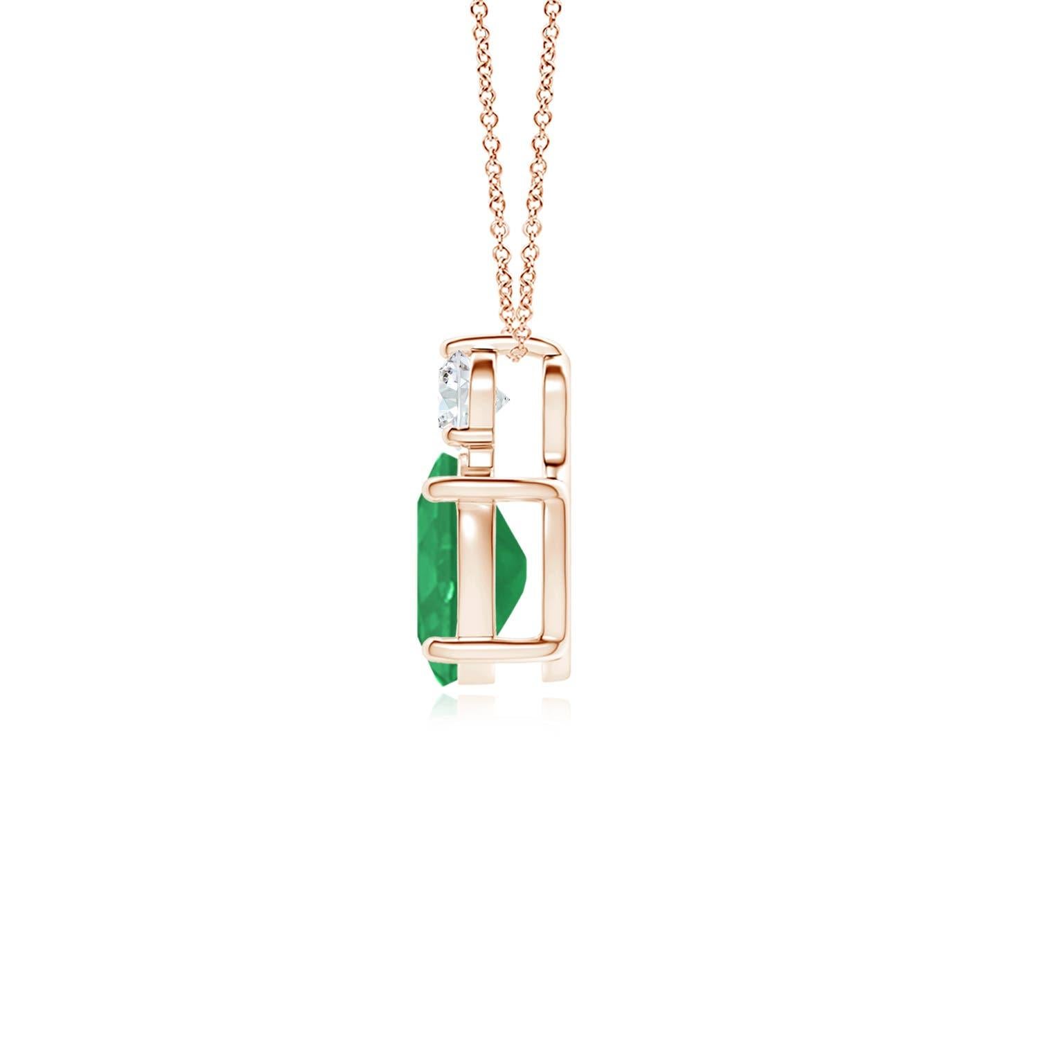 Dieser klassische Solitär-Smaragdanhänger aus 14 Karat Roségold verkörpert Eleganz. Der sattgrüne ovale Smaragd wird von einem funkelnden Diamanten gekrönt, der für zusätzlichen Reiz sorgt. Die verschlungenen Schnörkel an den Seiten unterstreichen
