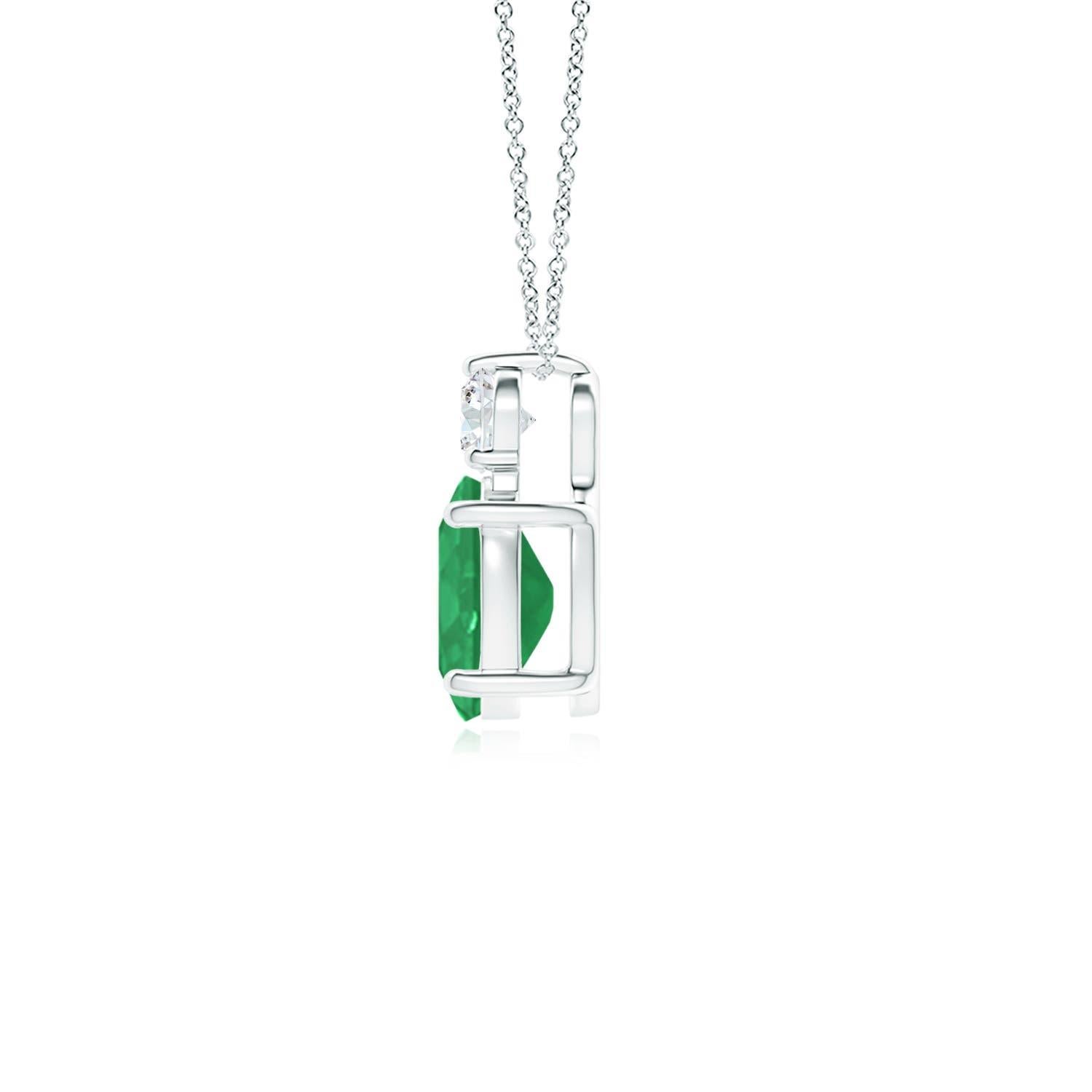 Whiting en or blanc 14k, ce pendentif solitaire classique en émeraude personnifie l'élégance. L'émeraude ovale d'un vert intense est surmontée d'un diamant étincelant pour plus d'allure. Les volutes complexes sur les côtés rehaussent la beauté de ce