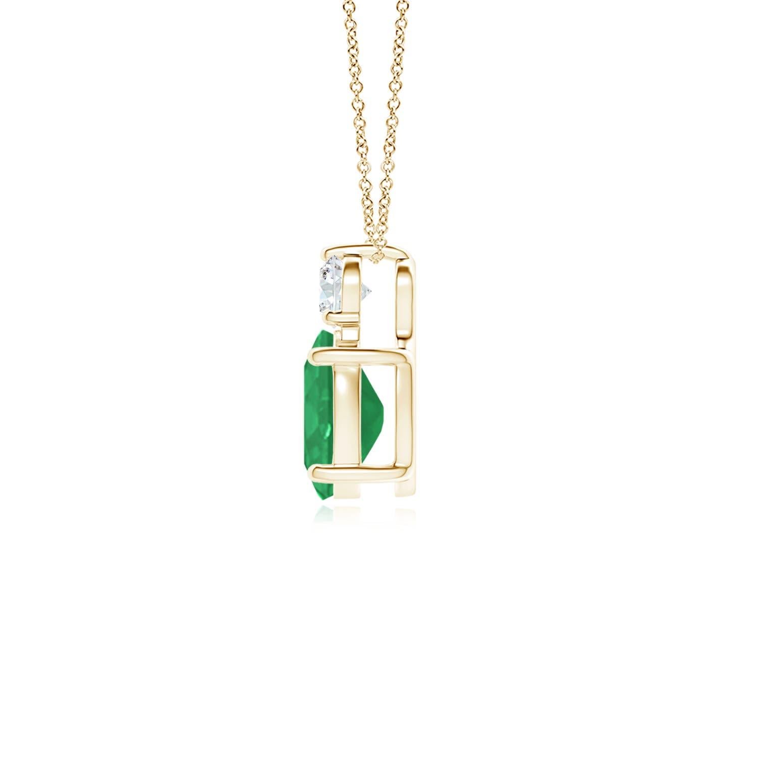 Dieser klassische Solitär-Smaragd-Anhänger aus 18-karätigem Gelbgold verkörpert Eleganz. Der sattgrüne ovale Smaragd wird von einem funkelnden Diamanten gekrönt, der für zusätzlichen Reiz sorgt. Die verschlungenen Schnörkel an den Seiten