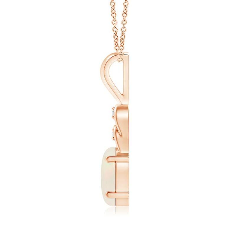 Une opale ovale est suspendue gracieusement à la balle en métal d'or rose 18 carats, dont l'éclat est remarquable. Les boucles au-dessus de la pierre sont ornées de diamants scintillants qui rehaussent la beauté de ce pendentif classique en opale.