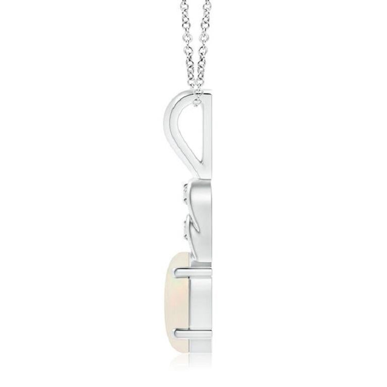 Ein ovaler Opal hängt anmutig von dem Metallballen aus 18 Karat Weißgold und strahlt eine bemerkenswerte Brillanz aus. Die Loops oberhalb des Steins sind mit schimmernden Diamantakzenten verziert, die die Schönheit dieses klassischen Opalanhängers