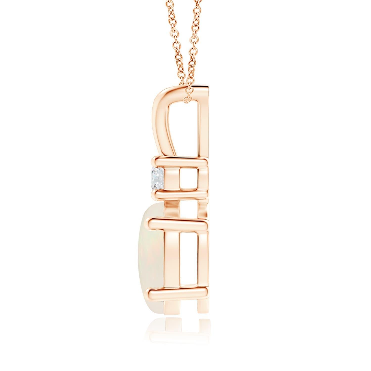 Il bellissimo opale ovale incastonato è sormontato da un diamante scintillante. Questo classico ed elegante ciondolo con balla a V è realizzato in oro rosa 18k. Disponibile in diversi pesi di caratura. 

L'opale è la pietra di nascita del mese di