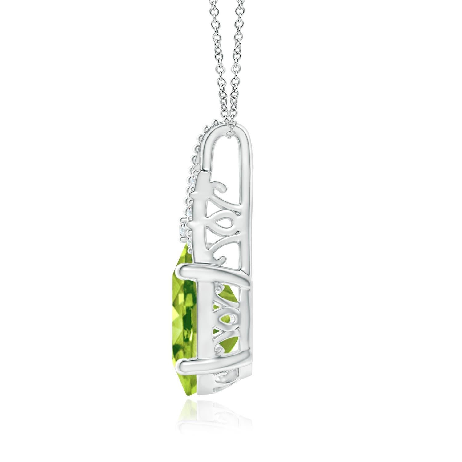 Dieser Leo-Anhänger aus 14-karätigem Weißgold besticht durch seinen altmodischen Charme. Der ovale, moosgrüne Peridot ist in einer Fassung im Vintage-Stil gefasst und wird durch schillernde Diamanten und eine Rillenverzierung ergänzt. Erhältlich in