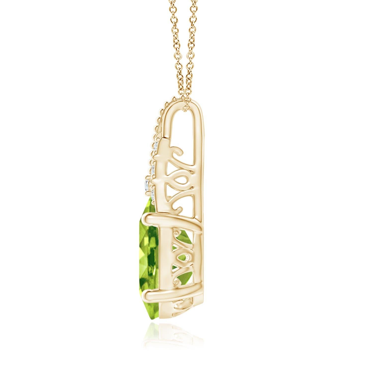 Ce pendentif Lion en or jaune 18 carats vous fera remarquer par son charme d'antan. Le péridot ovale vert mousse est serti dans une monture de style vintage et complété par des diamants éblouissants et des grains de milice. Disponible en différents