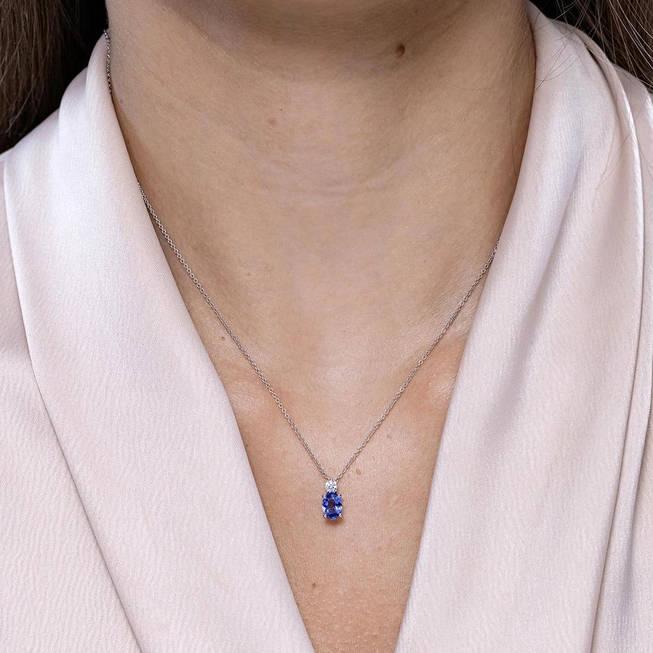 Natural Oval 1.9 ct Tanzanite Solitaire Pendant with Diamond in 14K Yellow Gold In New Condition For Sale In Los Angeles, CA