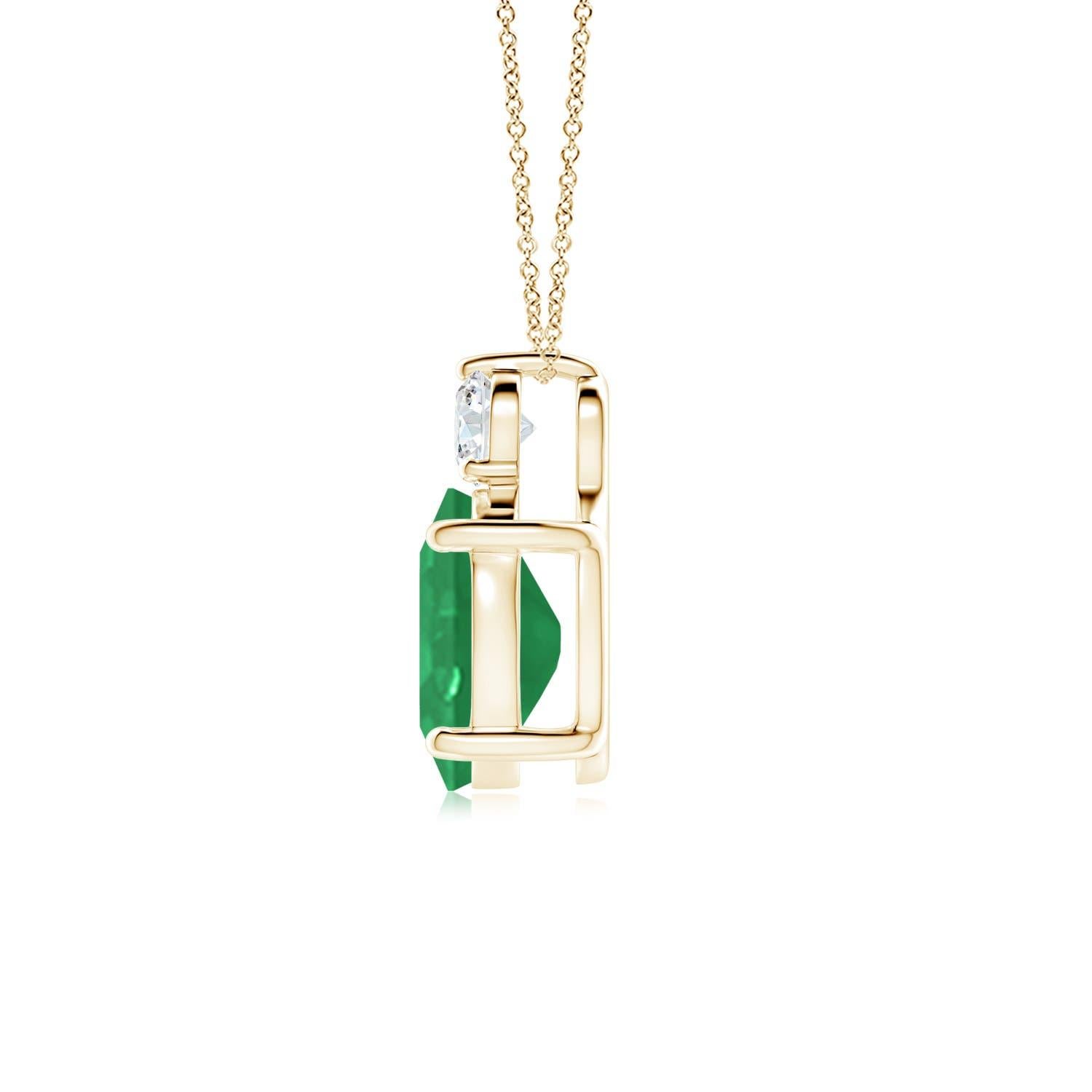 Réalisé en or jaune 14k, ce pendentif solitaire classique en émeraude personnifie l'élégance. L'émeraude ovale d'un vert intense est surmontée d'un diamant étincelant pour plus d'allure. Les volutes complexes sur les côtés rehaussent la beauté de ce