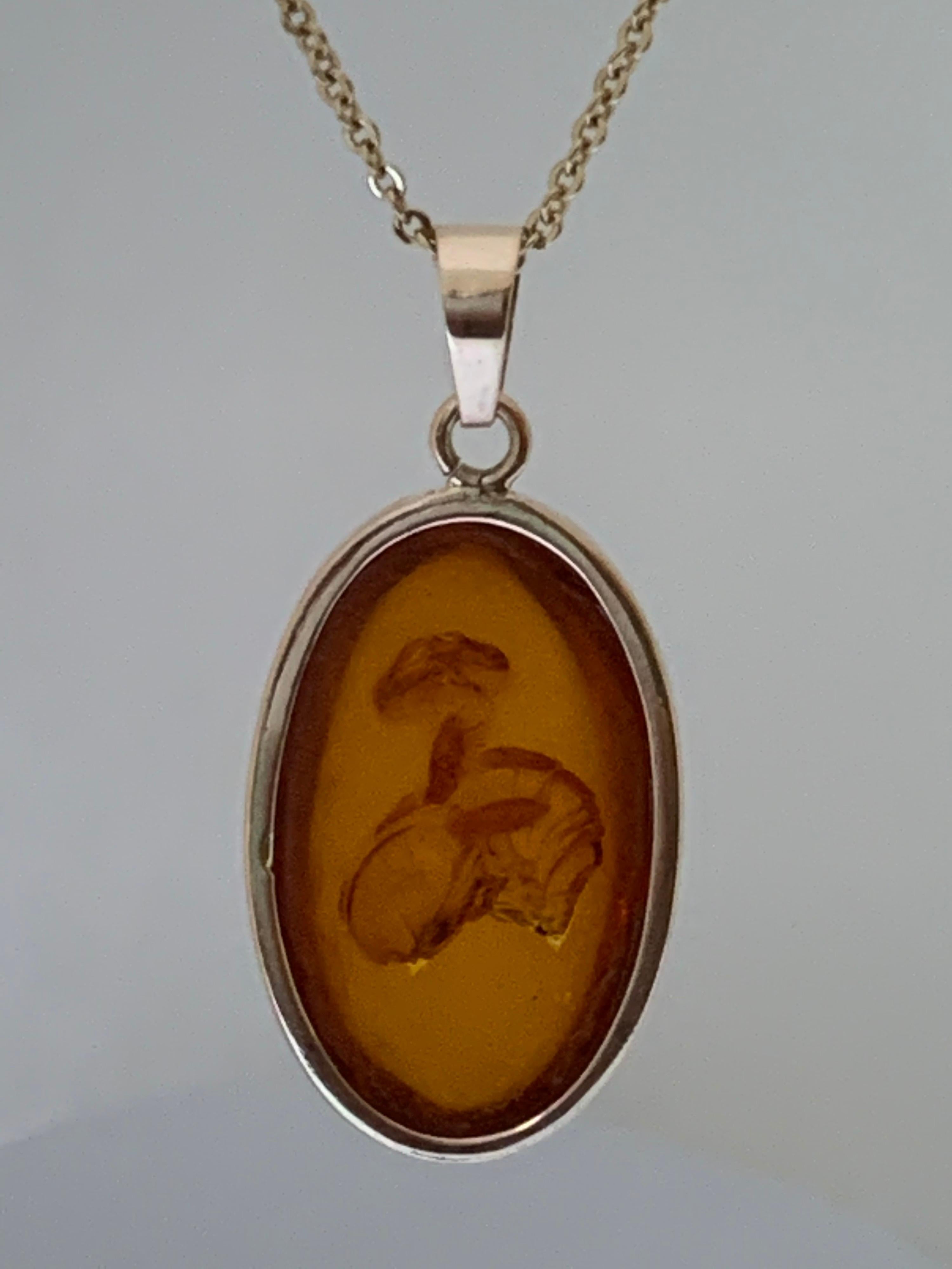 Natural Oval Amber Set in 14 Karat Gold In New Condition For Sale In Trumbull, CT