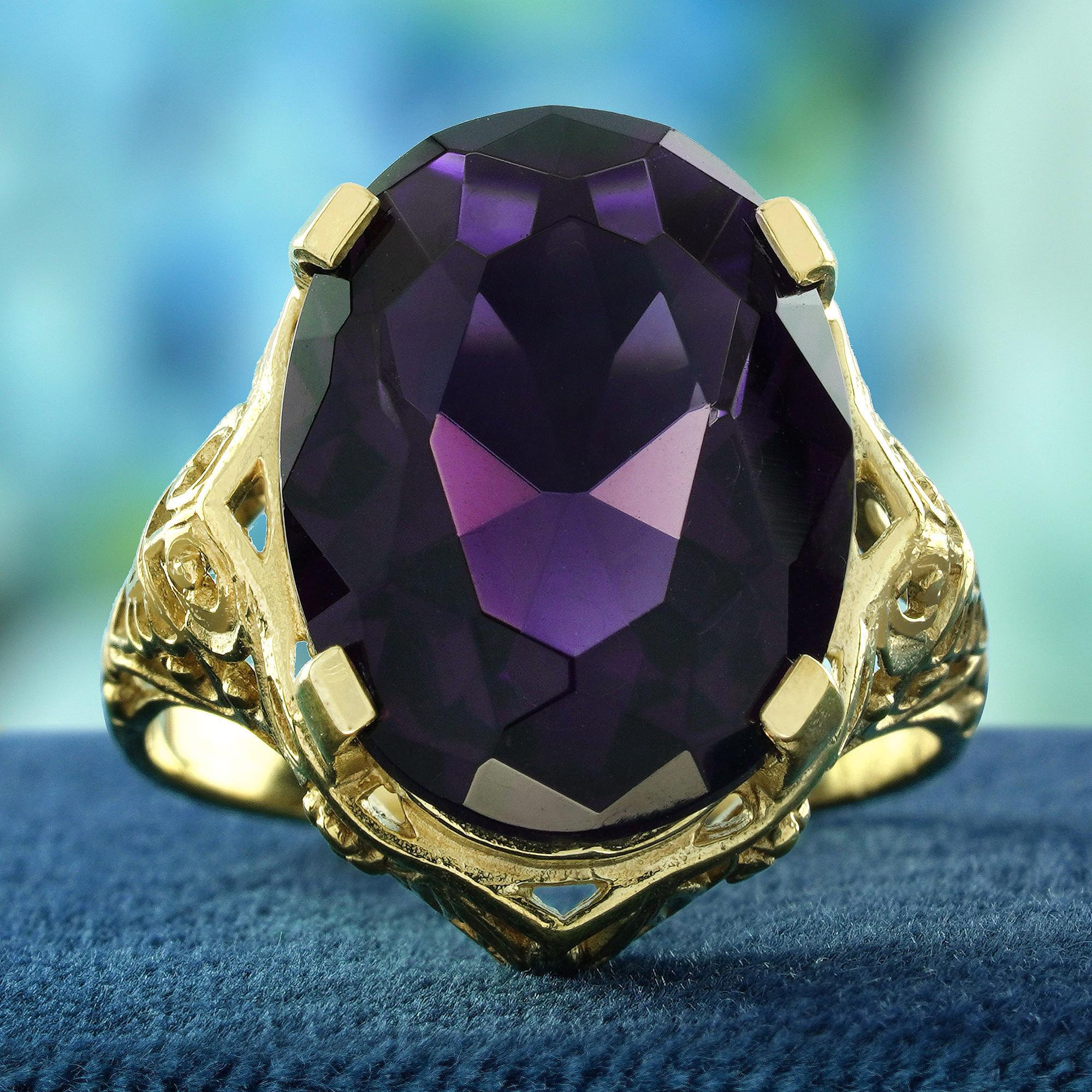 Wir präsentieren unseren atemberaubenden filigranen Cocktailring im Vintage-Stil mit einem faszinierenden ovalen Amethysten von ca. 10 Karat, gefasst in massivem Gelbgold. Dieses exquisite Stück zeigt eine filigrane Arbeit, die die Essenz der