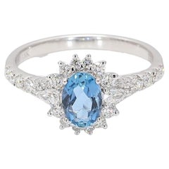 Anello in oro bianco con acquamarina ovale naturale e diamante bianco da 1,12 carati TW