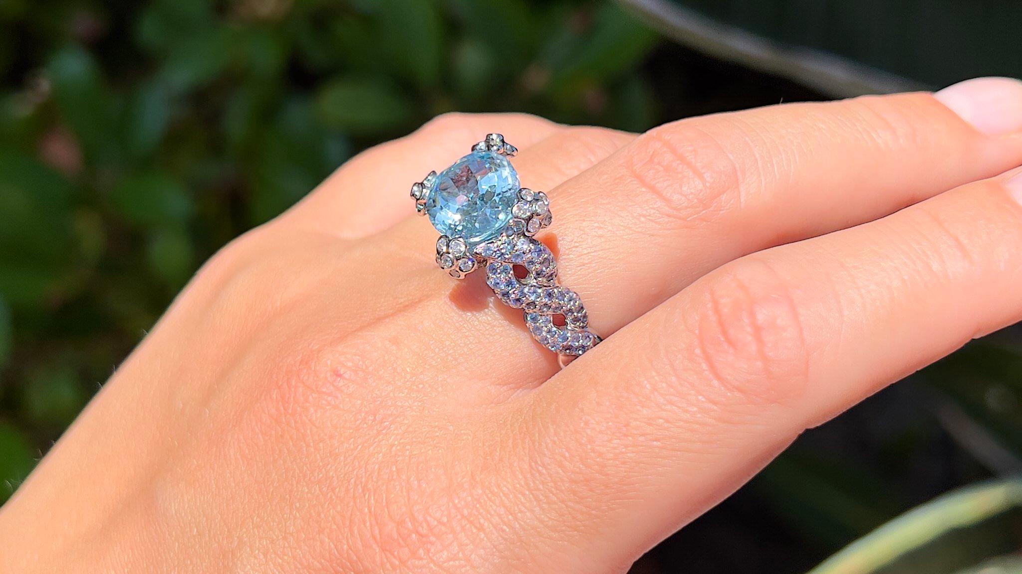 Natürlicher ovaler Aquamarin Ring mit blauen Saphiren und Diamanten 7,79 Karat 18K (Ovalschliff) im Angebot