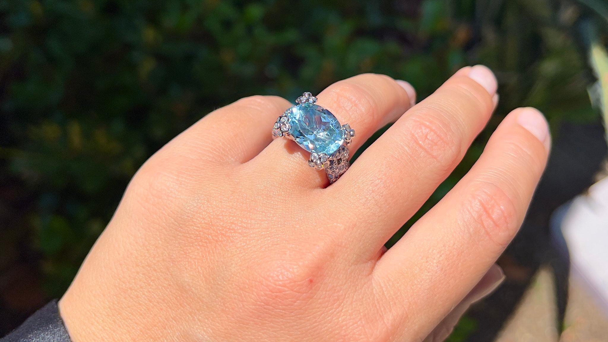 Natürlicher ovaler Aquamarin Ring mit blauen Saphiren und Diamanten 7,79 Karat 18K für Damen oder Herren im Angebot