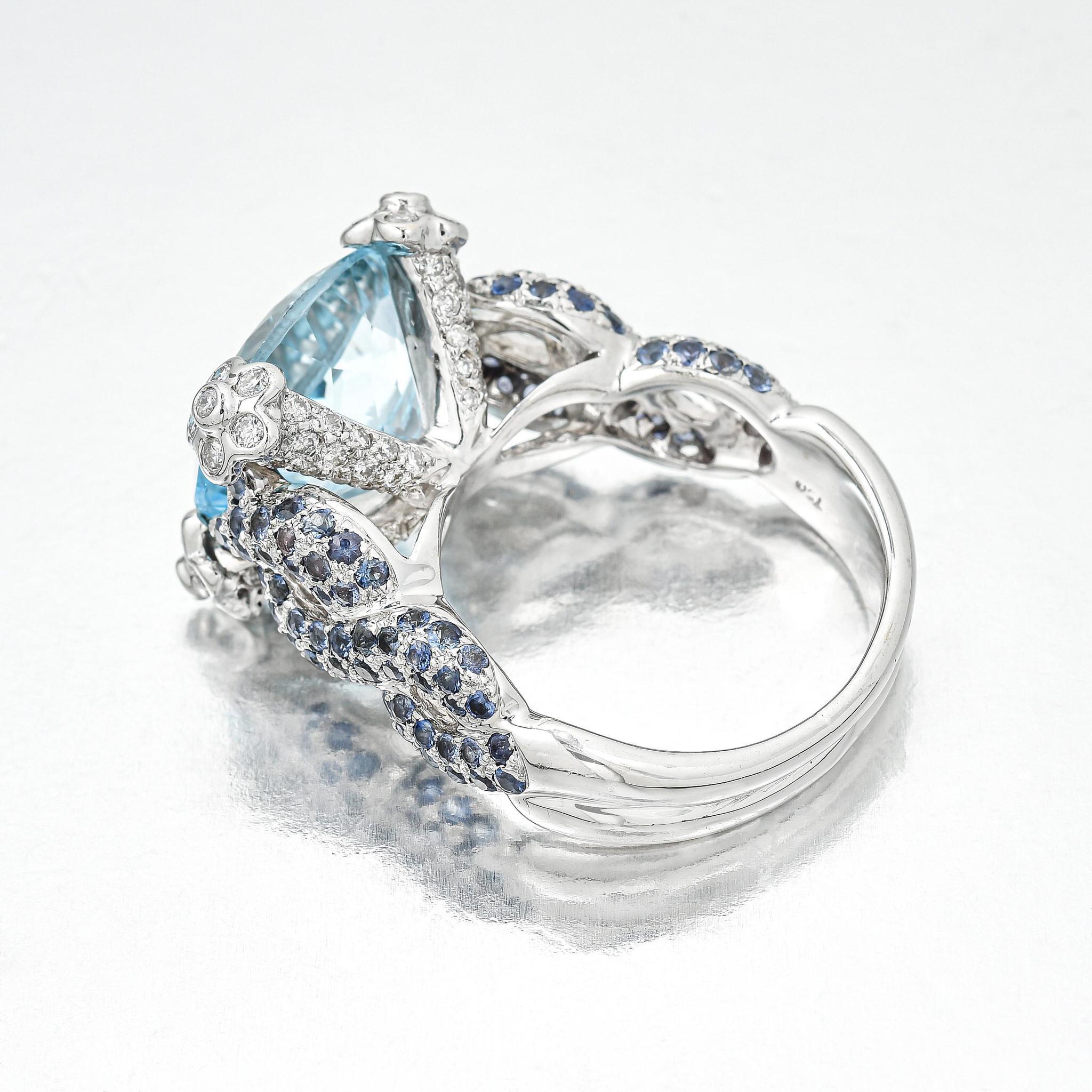 Natürlicher ovaler Aquamarin Ring mit blauen Saphiren und Diamanten 7,79 Karat 18K im Angebot 1