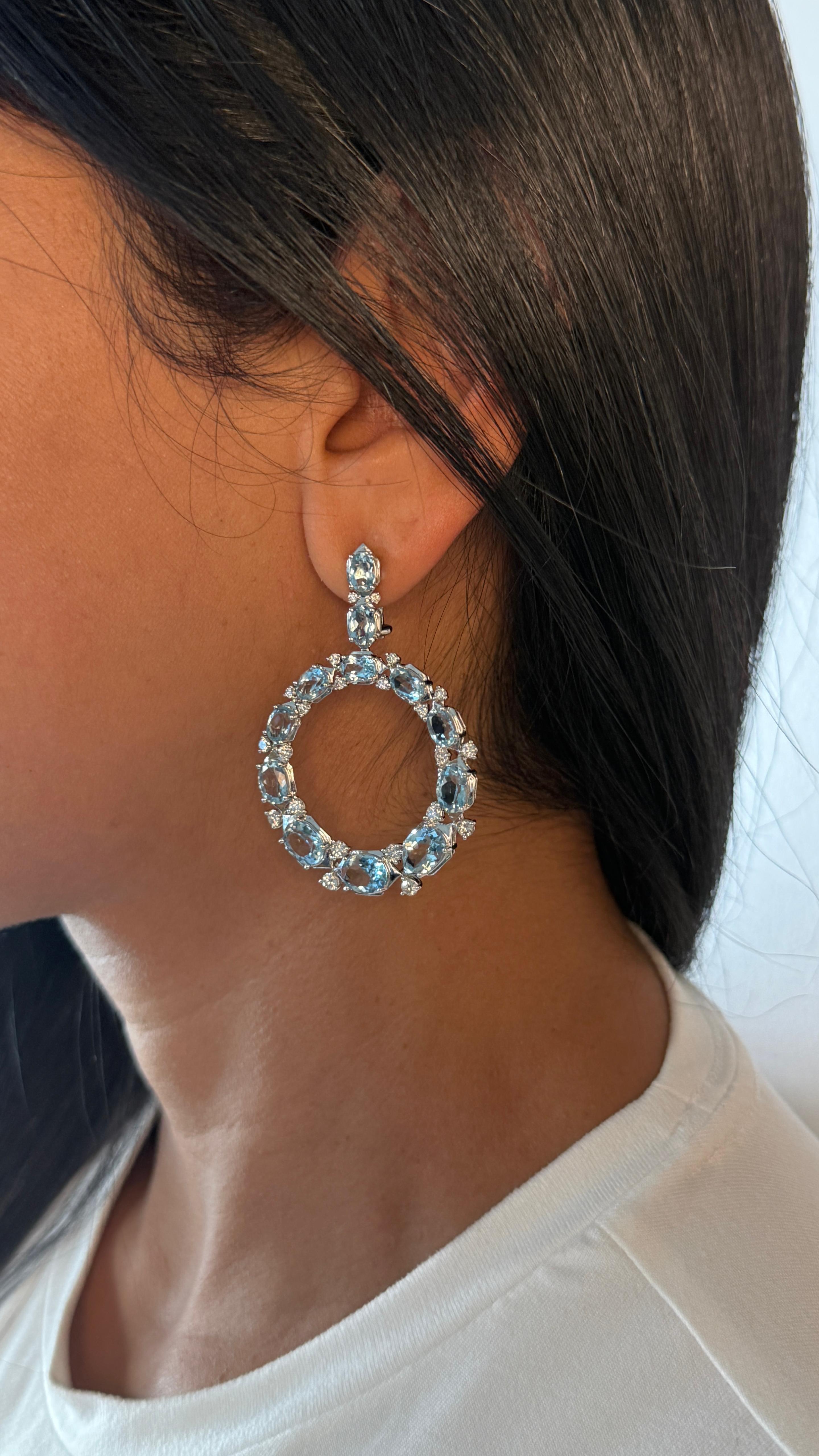 Orecchino a cerchio con acquamarina blu ovale naturale e diamanti in oro bianco 18 carati In condizioni Nuovo in vendita a New York, NY
