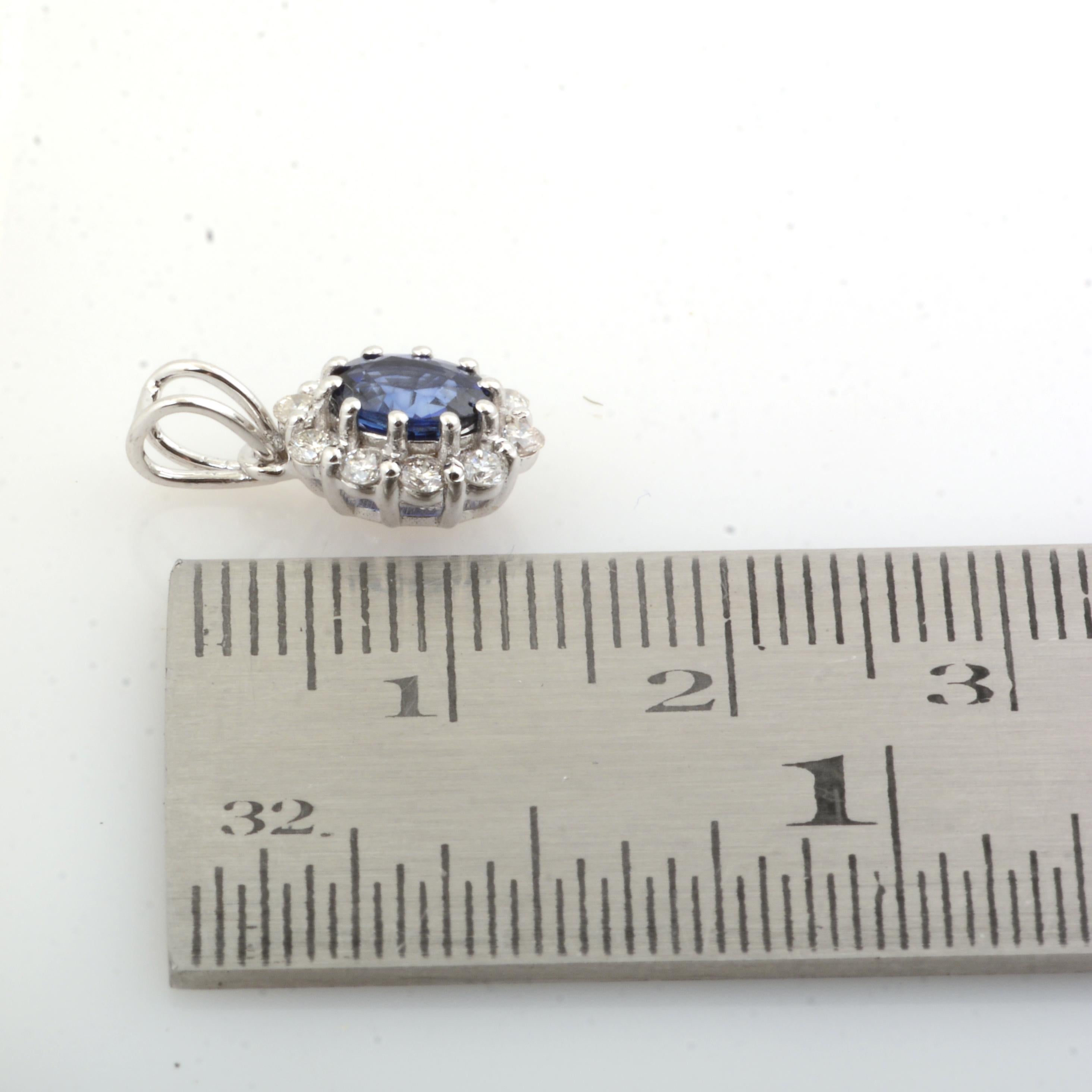 Ciondolo di charme ovale naturale con zaffiro blu, diamante, oro bianco 18 carati massiccio In condizioni Nuovo in vendita a Diera, Dubai