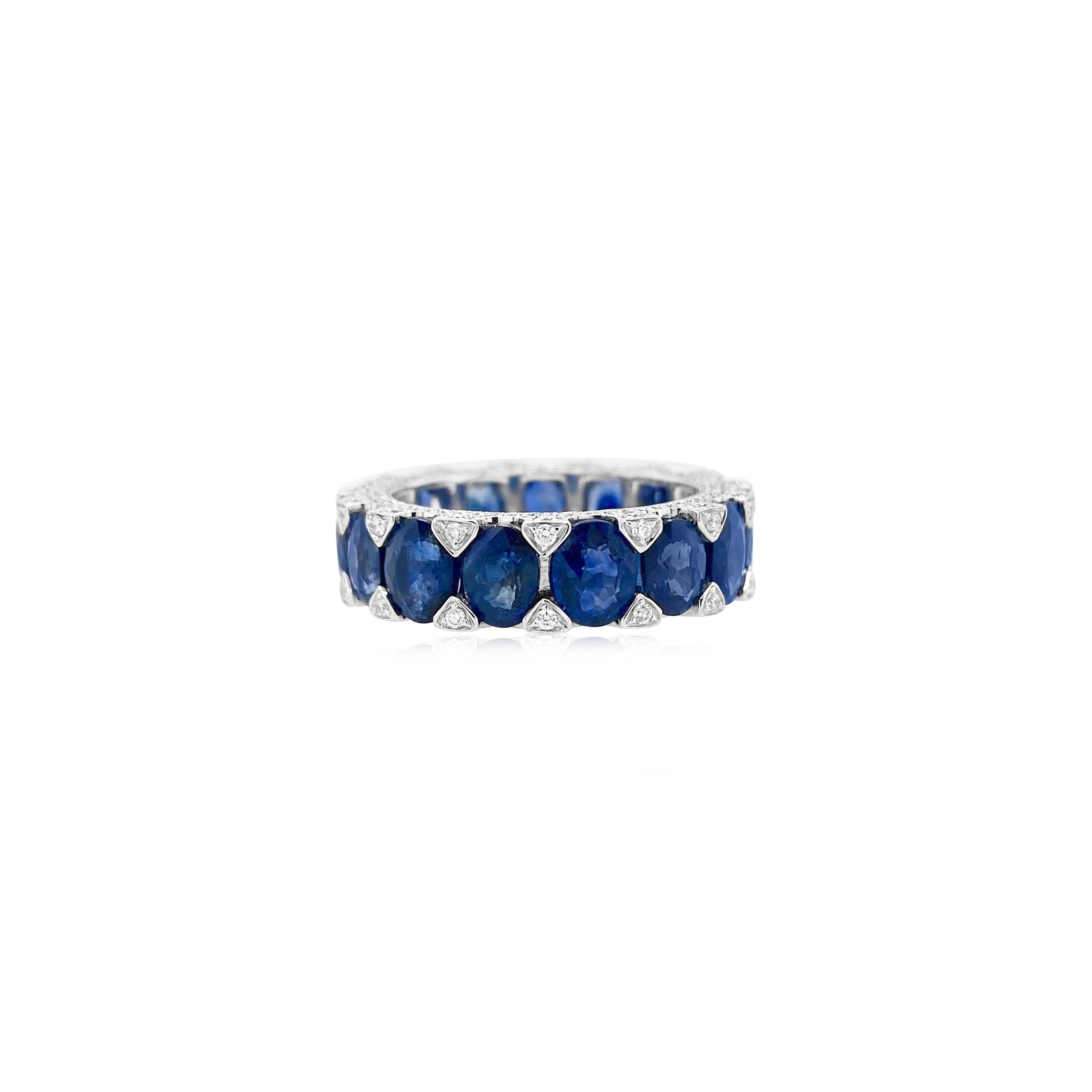 Dieser zierliche blaue Saphirring ist ein Symbol der Liebe und des Engagements, geschaffen im Ewigkeitsdesign. Der Ring besteht aus wunderschönen natürlichen blauen Saphiren mit weißen Diamanten, die sorgfältig platziert wurden, um den Glanz der