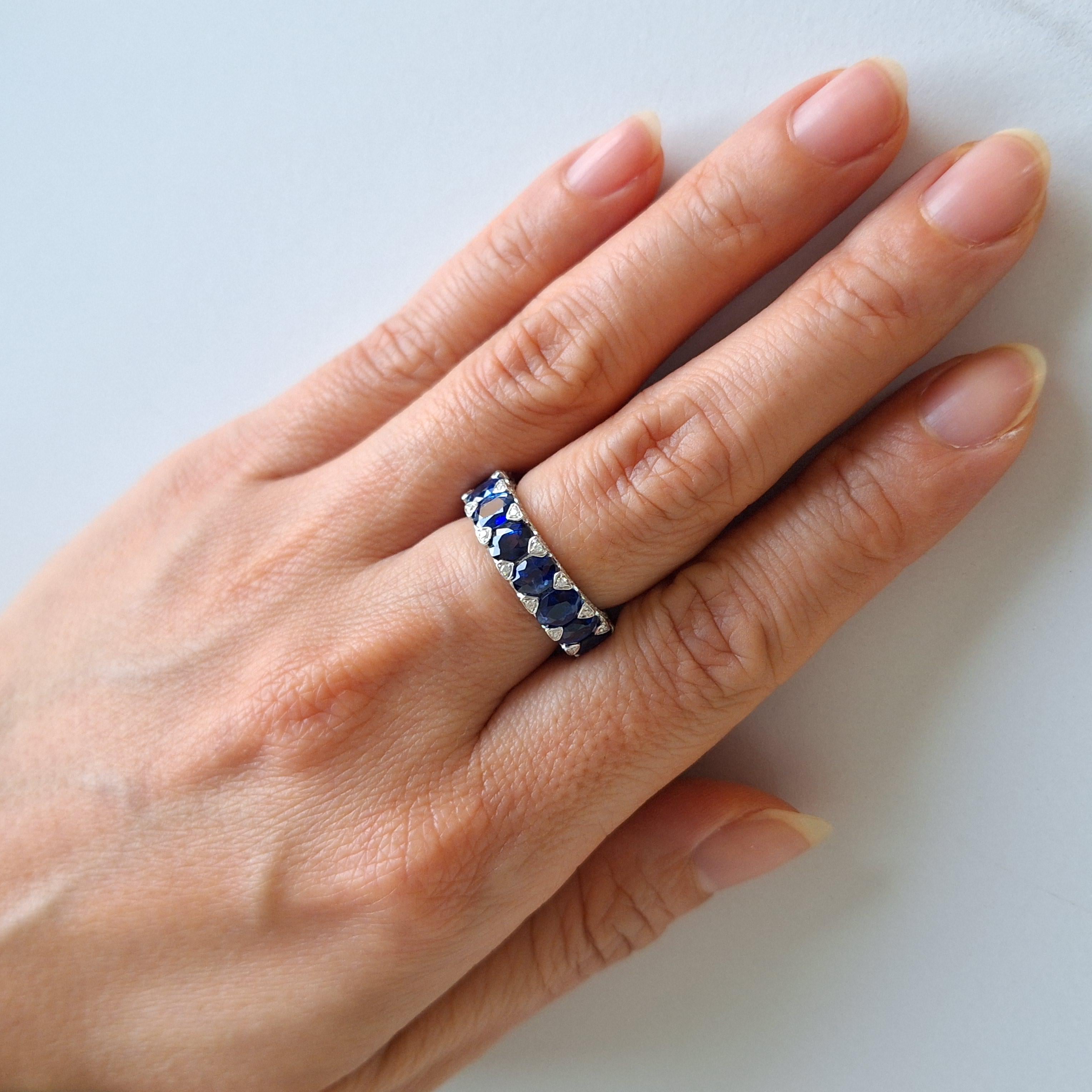 Natürlicher ovaler blauer Saphir weißer Diamant Ewigkeitsring in 18K Gold (Art déco) im Angebot