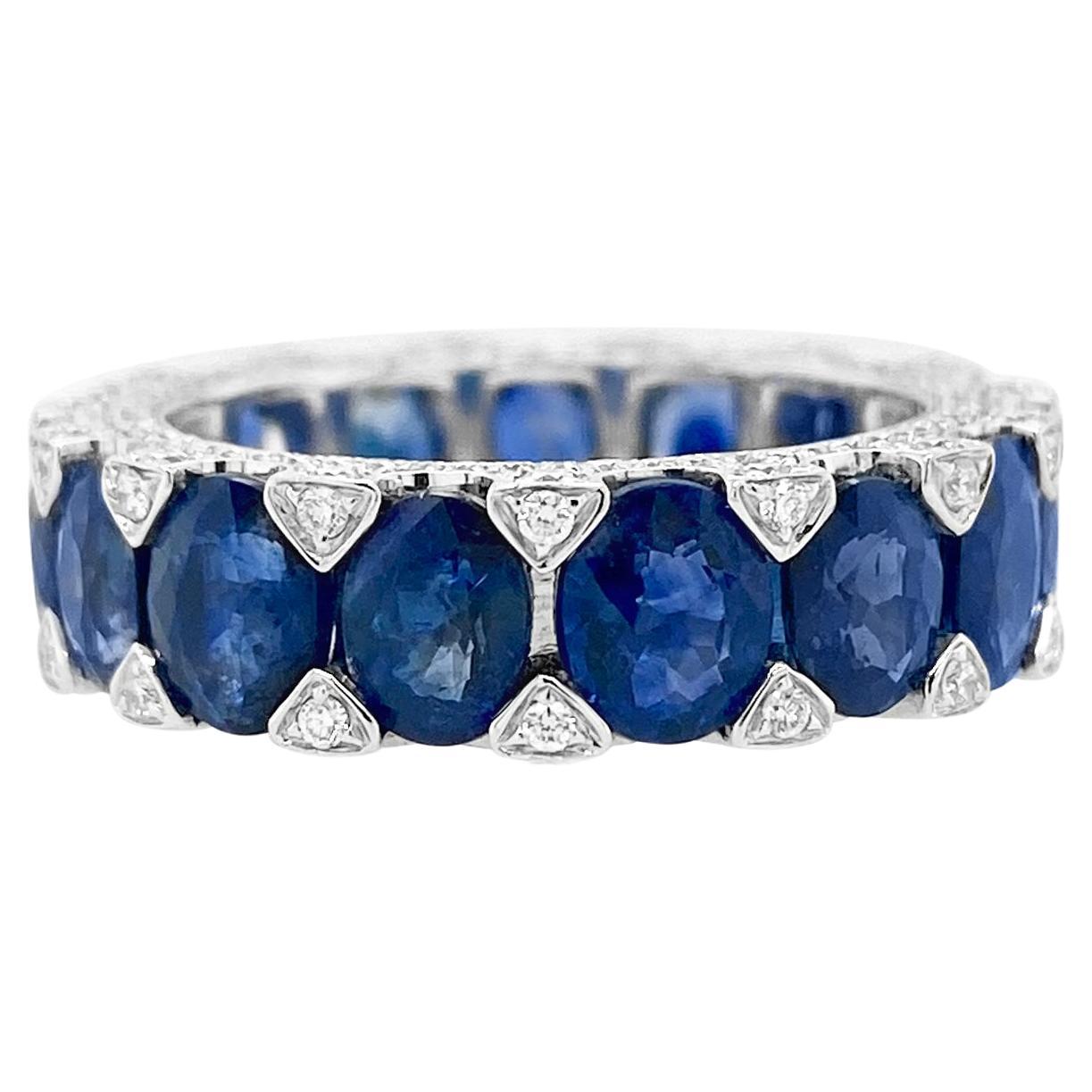 Natürlicher ovaler blauer Saphir weißer Diamant Ewigkeitsring in 18K Gold im Angebot
