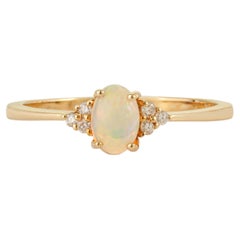 Ring mit einem natürlichen ovalen Opal-Cabochon und drei Diamanten aus massivem 14-karätigem Gelbgold