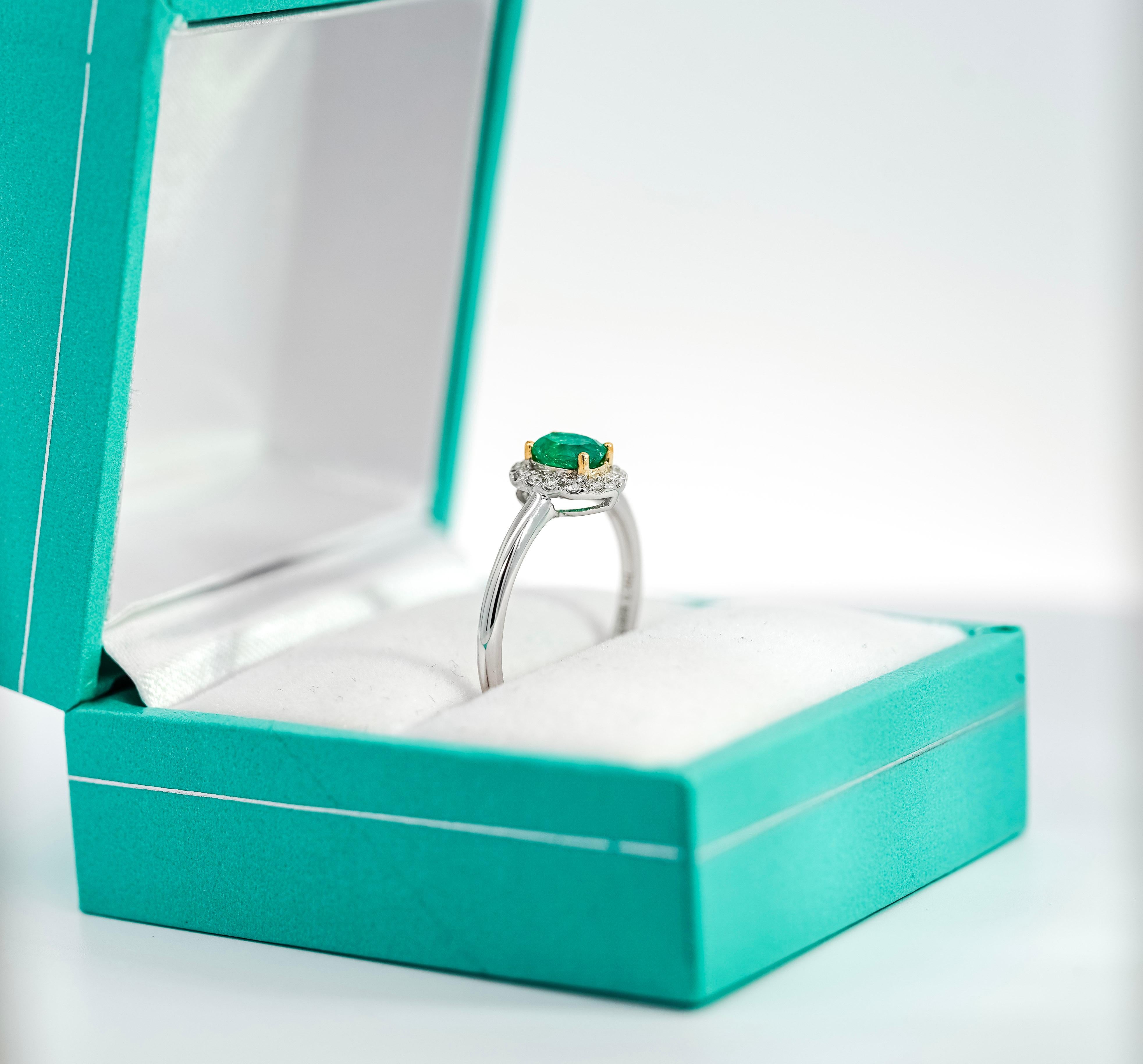 Natural Oval Cut Emerald and Diamond 1.7mm Thin Ring in 18K White Gold In New Condition For Sale In Miami, FL