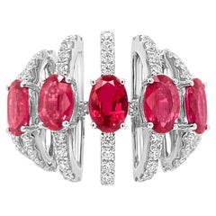 Natürlicher Rubin mit Ovalschliff (ohne Hitze) und weißer Diamant mit Rundschliff in 18K Gold