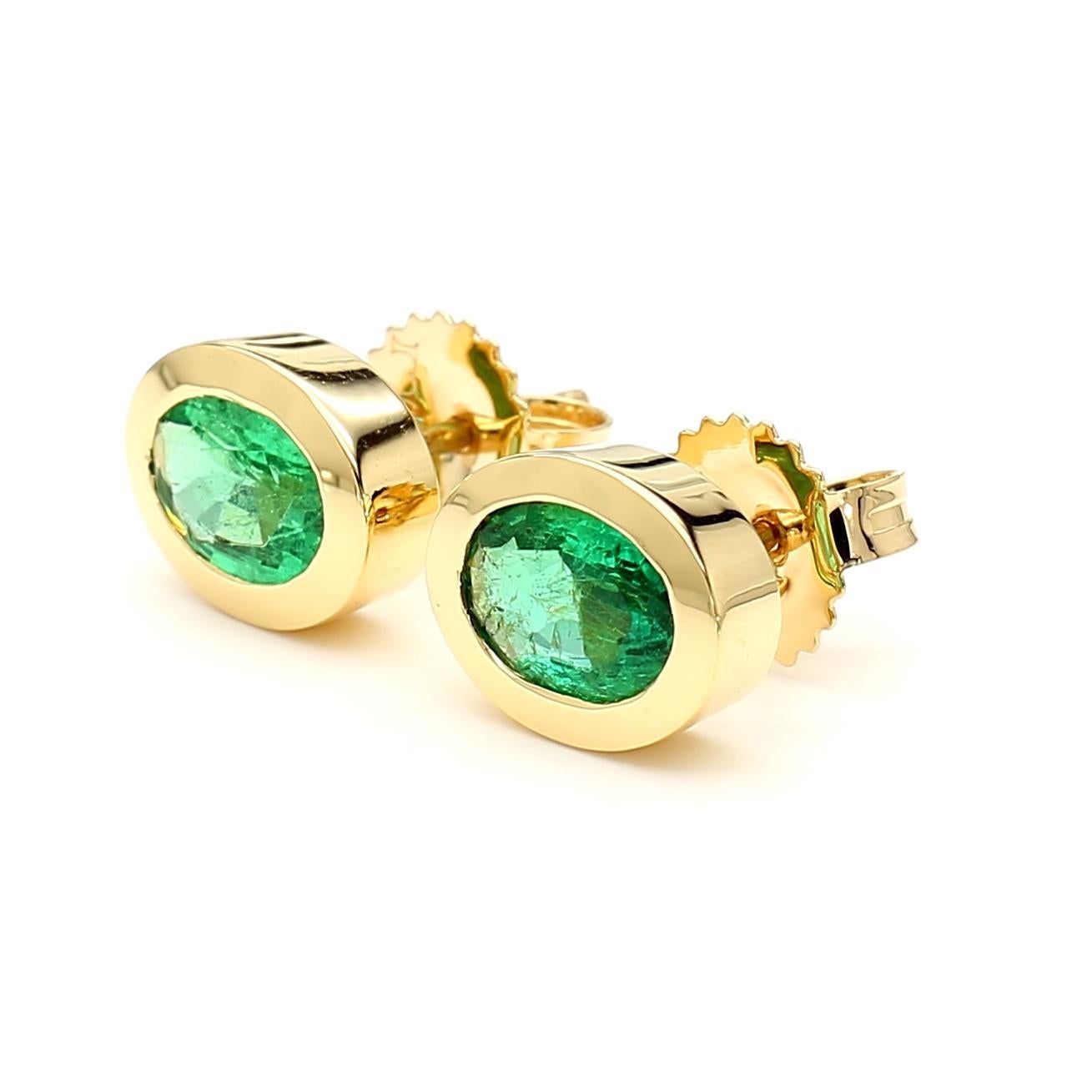 I bellissimi orecchini di smeraldo di RareGemworld. Montato in una splendida montatura in oro giallo 18 carati con smeraldi verdi naturali di taglio ovale. Questi orecchini sono garantiti per stupire e arricchire la tua collezione personale!

Peso