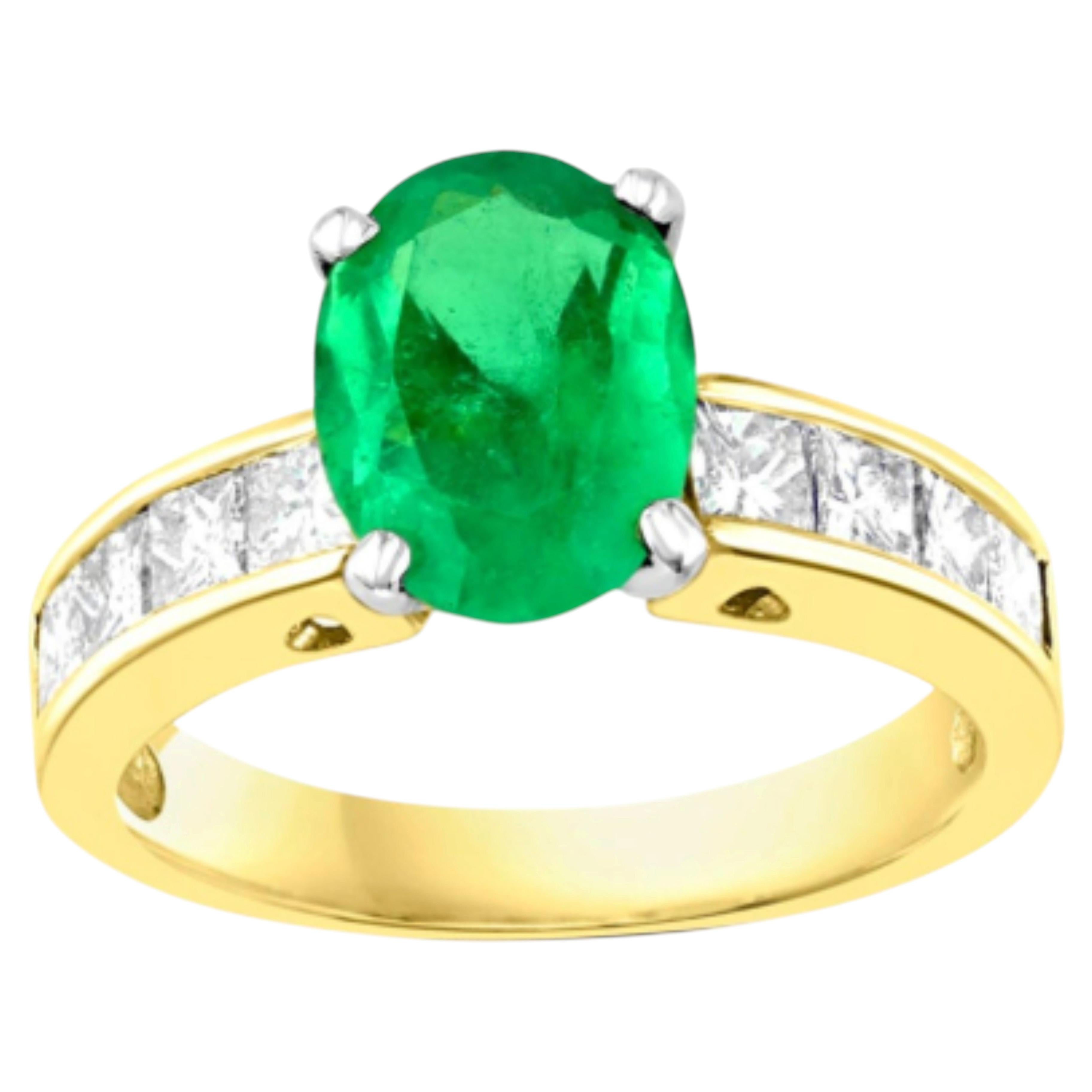 Designer-Ring aus 14-karätigem Gelbgold mit Smaragd und Diamant-Halo, 2 Karat Edelstein