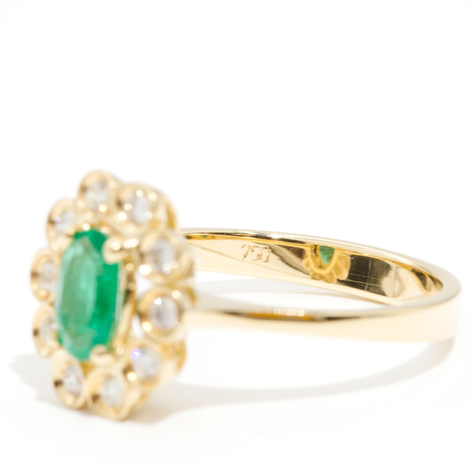 Natürlicher ovaler Smaragd und Diamant 18 Karat Gelbgold Vintage Cluster-Ring 4