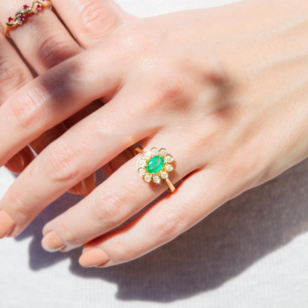 Natürlicher ovaler Smaragd und Diamant 18 Karat Gelbgold Vintage Cluster-Ring (Moderne)