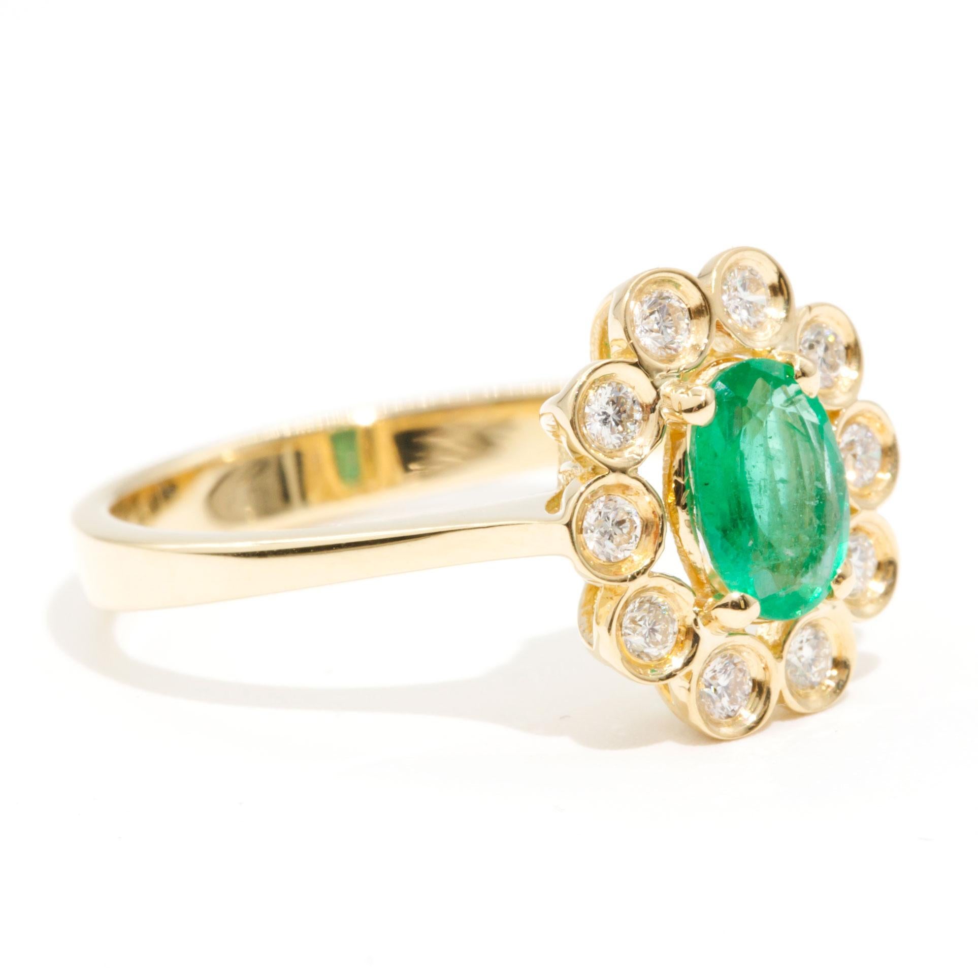 Natürlicher ovaler Smaragd und Diamant 18 Karat Gelbgold Vintage Cluster-Ring (Ovalschliff)