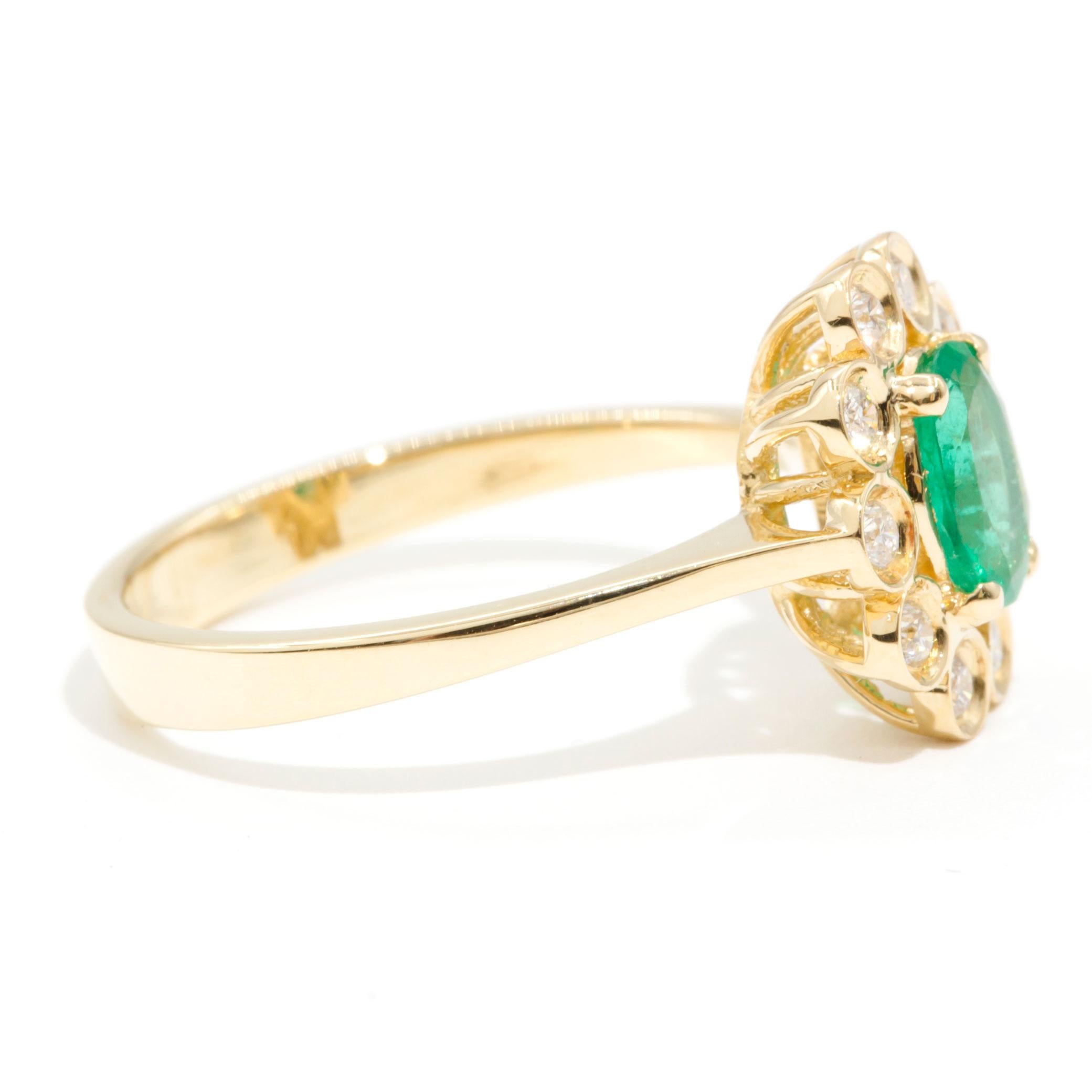 Natürlicher ovaler Smaragd und Diamant 18 Karat Gelbgold Vintage Cluster-Ring im Zustand „Gut“ in Hamilton, AU