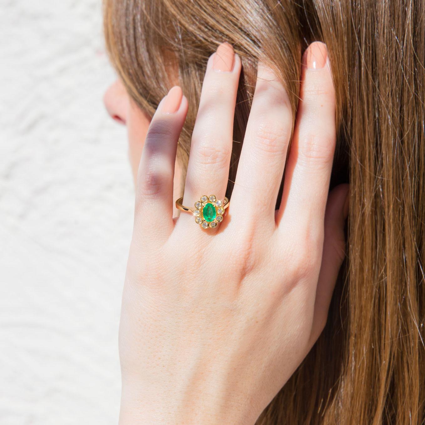 Natürlicher ovaler Smaragd und Diamant 18 Karat Gelbgold Vintage Cluster-Ring Damen