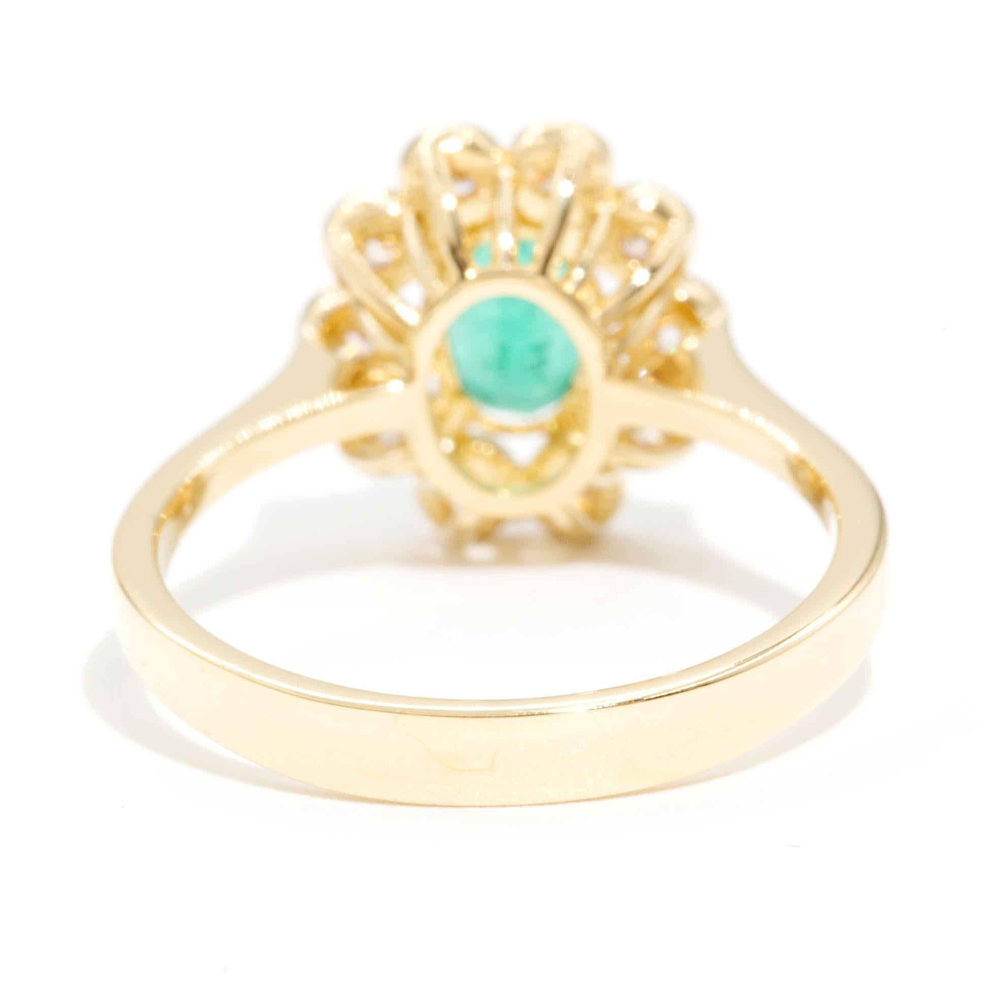 Natürlicher ovaler Smaragd und Diamant 18 Karat Gelbgold Vintage Cluster-Ring 1