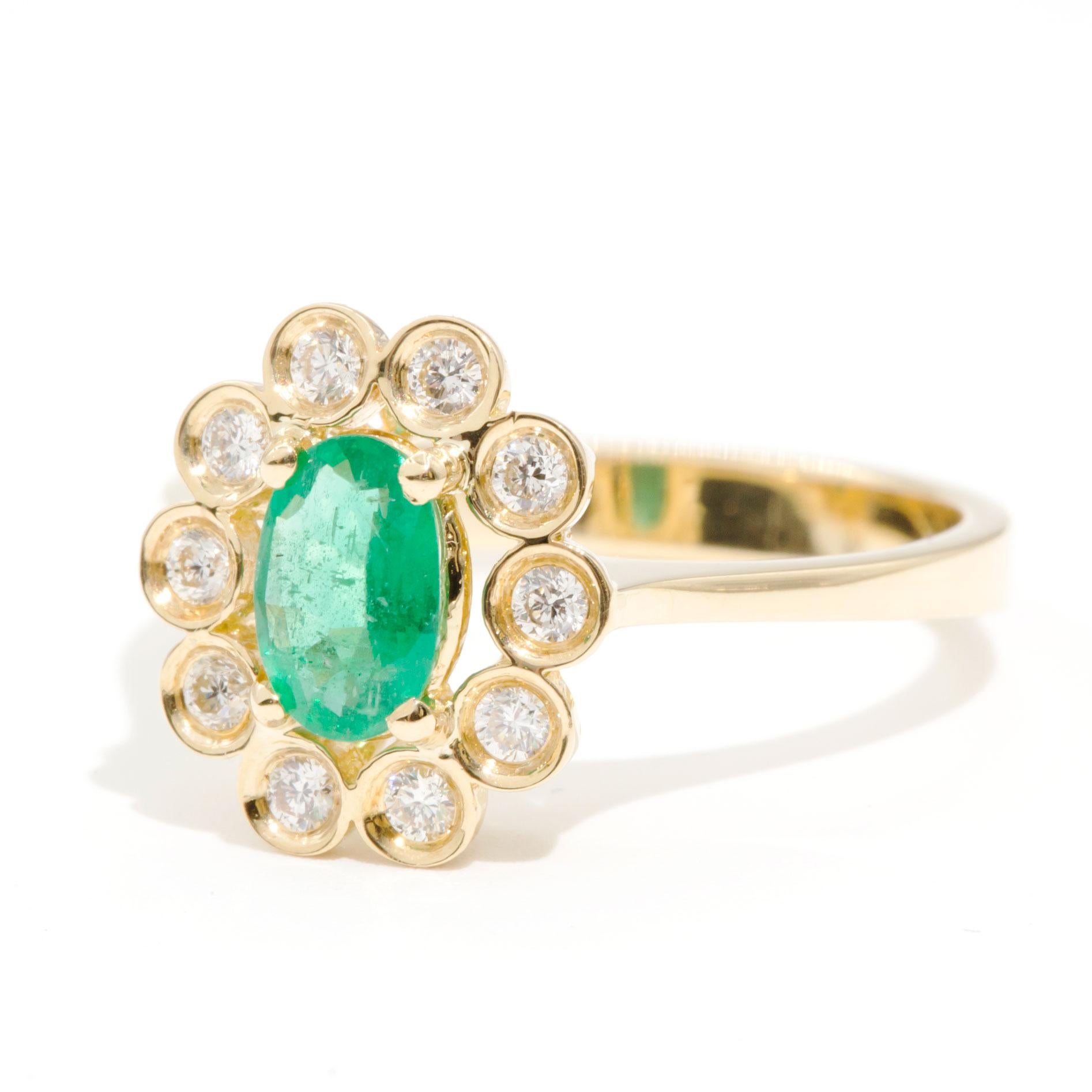 Natürlicher ovaler Smaragd und Diamant 18 Karat Gelbgold Vintage Cluster-Ring 3