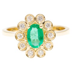 Natürlicher ovaler Smaragd und Diamant 18 Karat Gelbgold Vintage Cluster-Ring