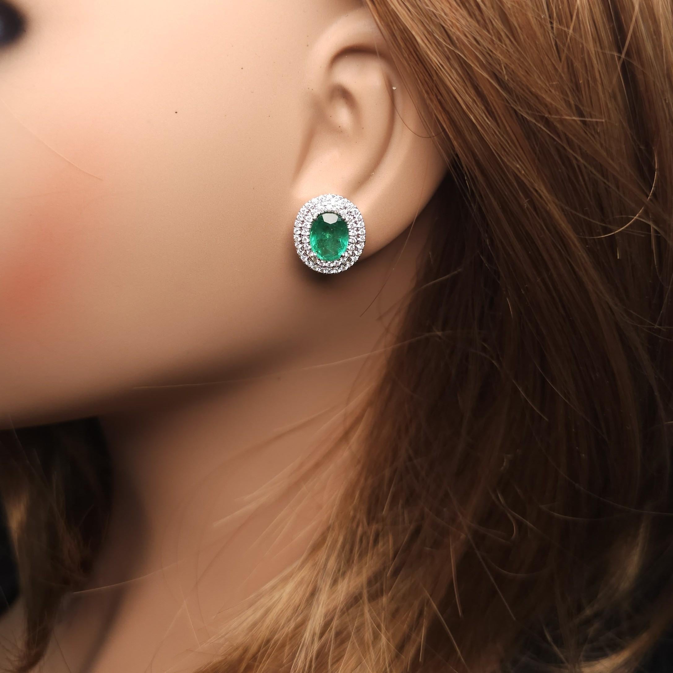 Boucles d'oreilles en or avec émeraude ovale naturelle et diamant de 4,05 carats TW Neuf - En vente à New York, NY